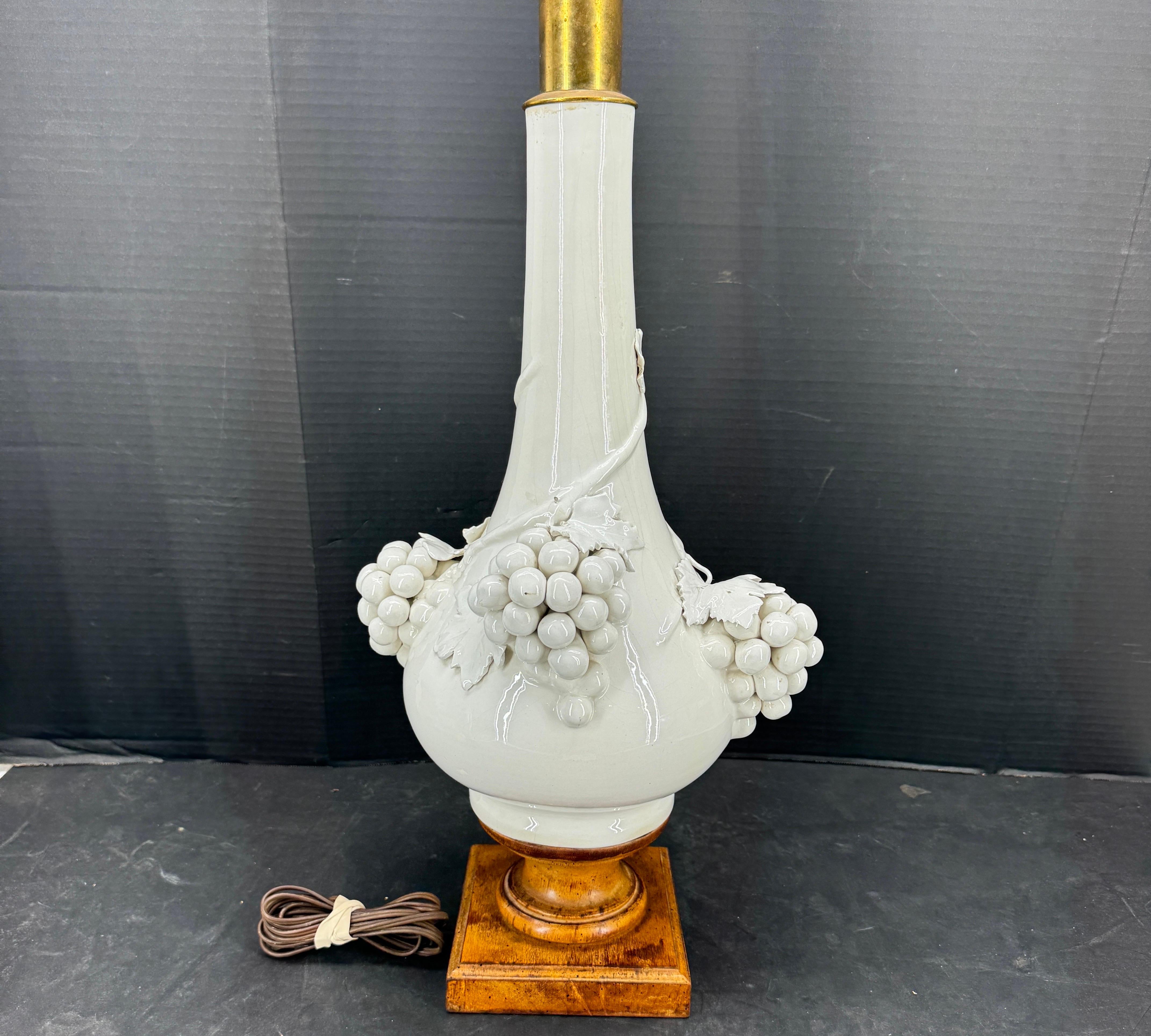 XX secolo Lampada da tavolo italiana di metà secolo in ceramica con uva su base in Wood in vendita