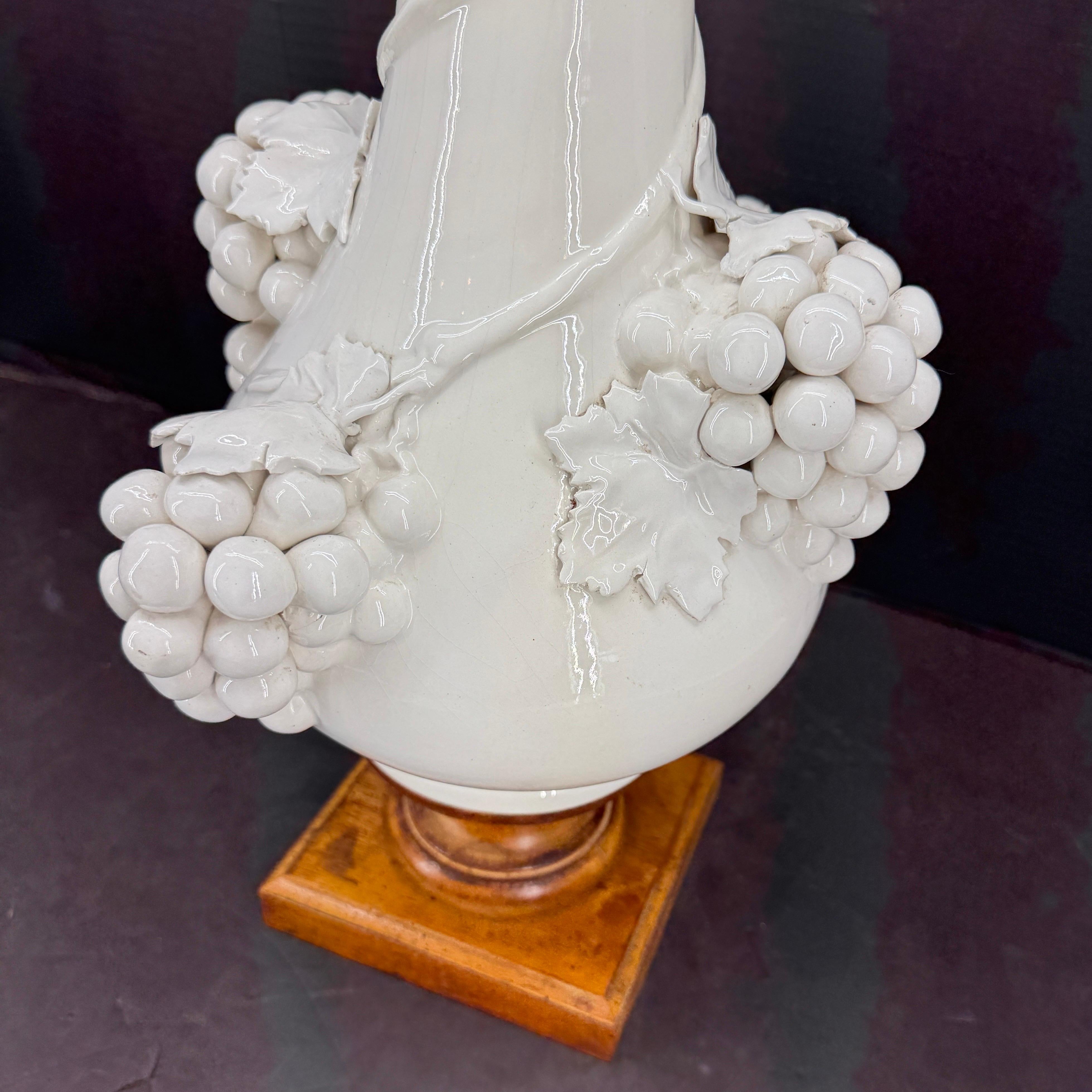 Ceramica Lampada da tavolo italiana di metà secolo in ceramica con uva su base in Wood in vendita