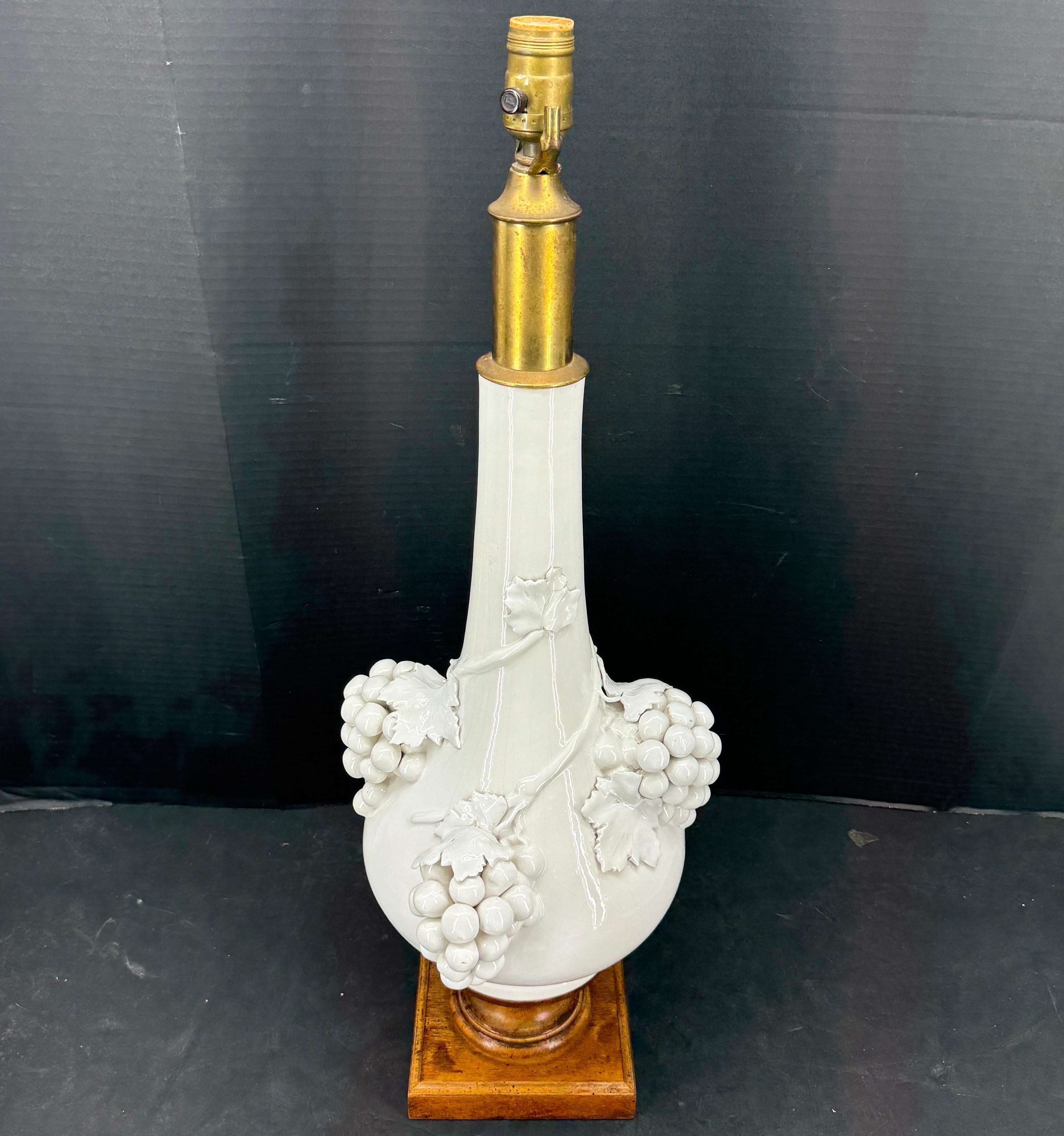 Lampada da tavolo italiana di metà secolo in ceramica con uva su base in Wood in vendita 1