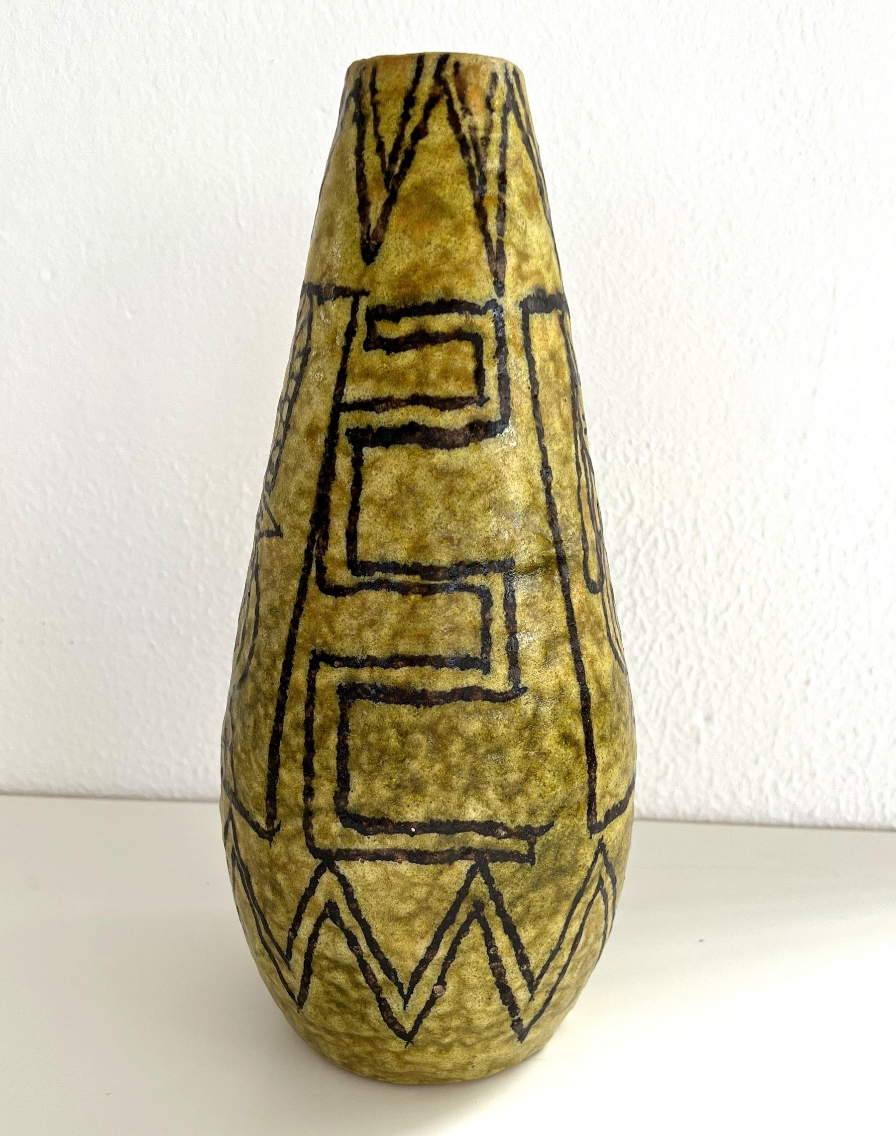 Vaso in ceramica italiano di metà secolo nello stile di Guido Gambone, anni '50

Splendido vaso in ceramica giallo-verde acido con bellissimi disegni della metà del secolo scorso e una splendida smaltatura.
Le misure sono: h31cm (12,2in) e diametro
