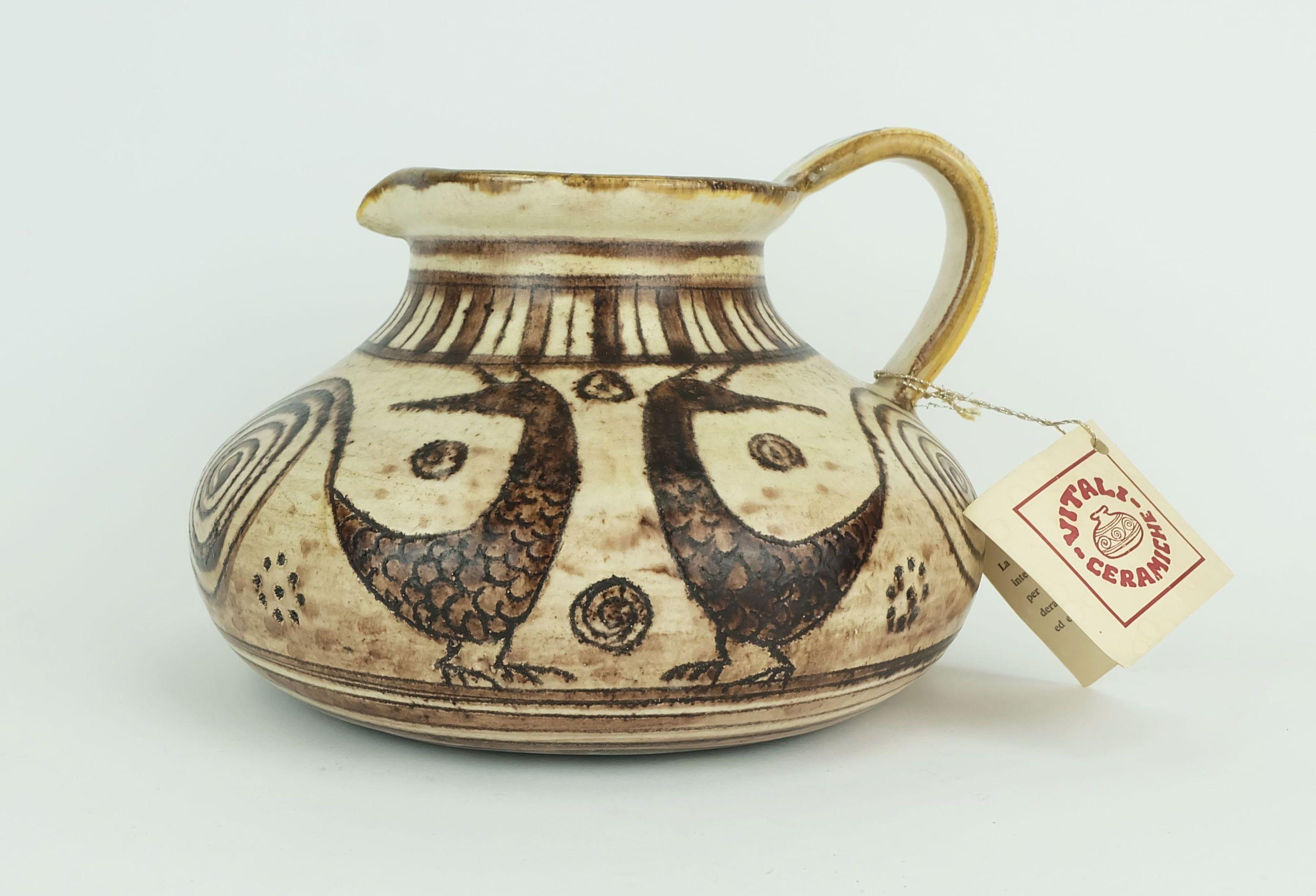 Vaso in ceramica italiana degli anni '70. Produttore Vitali Ceramiche. Firmato 'Vitali' sul fondo. Secondo l'etichetta allegata, si tratta di un pezzo unico realizzato a mano. Abbiamo un vaso con lo stesso decoro ma di forma diversa (vedi ultima