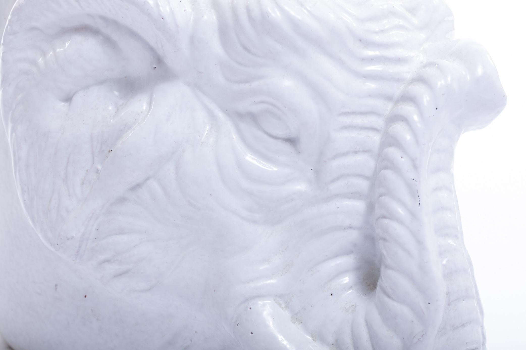Mid-Century Modern Jardinière éléphant blanche en céramique italienne du milieu du siècle dernier en vente