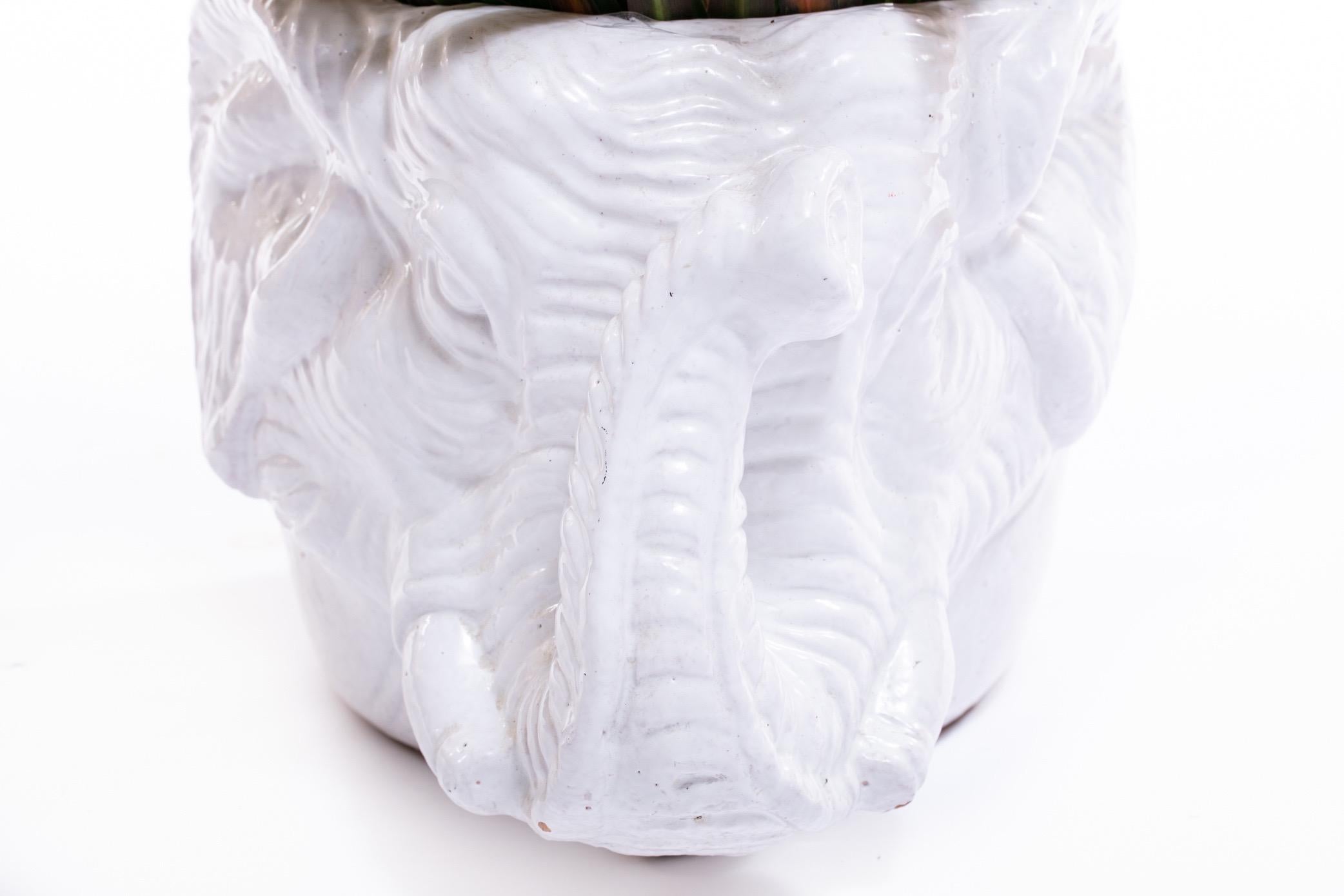 Milieu du XXe siècle Jardinière éléphant blanche en céramique italienne du milieu du siècle dernier en vente