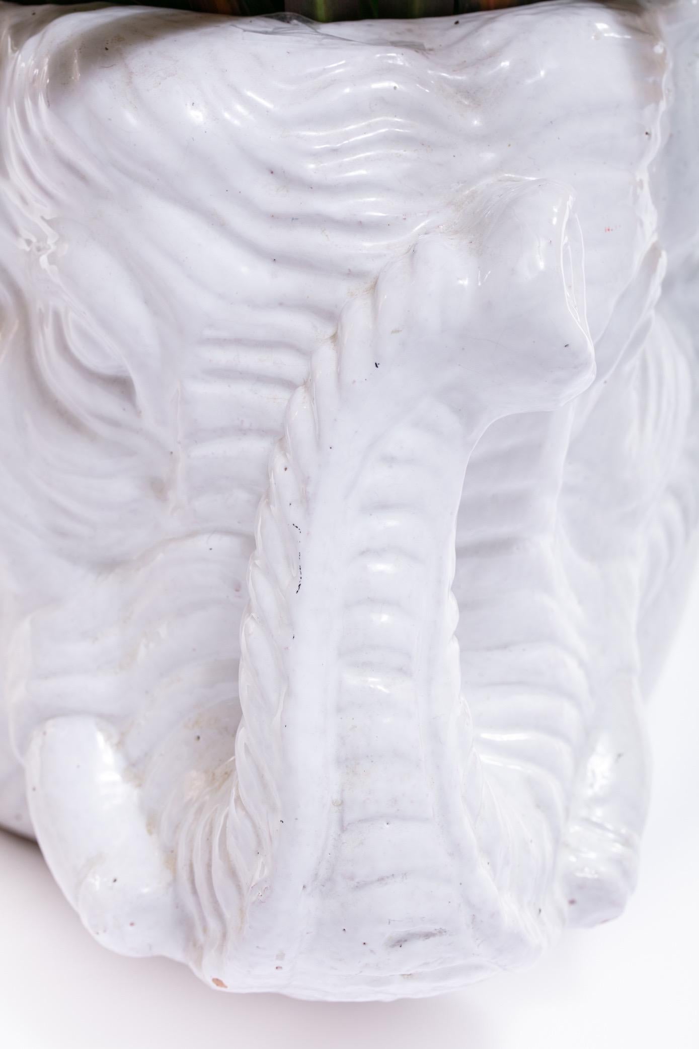 Metà XX secolo Fioriera Elefante Bianco in Ceramica Italiana del Medioevo in vendita