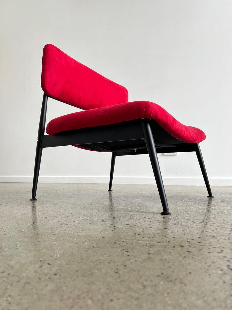 Italienische Mid-Century-Stühle aus Wildleder und schwarzem Metallgestell im Angebot 7