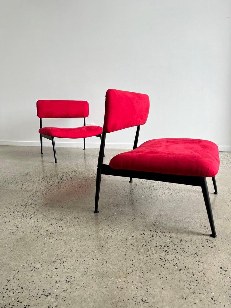 Italienische Mid-Century-Stühle aus Wildleder und schwarzem Metallgestell im Angebot 8