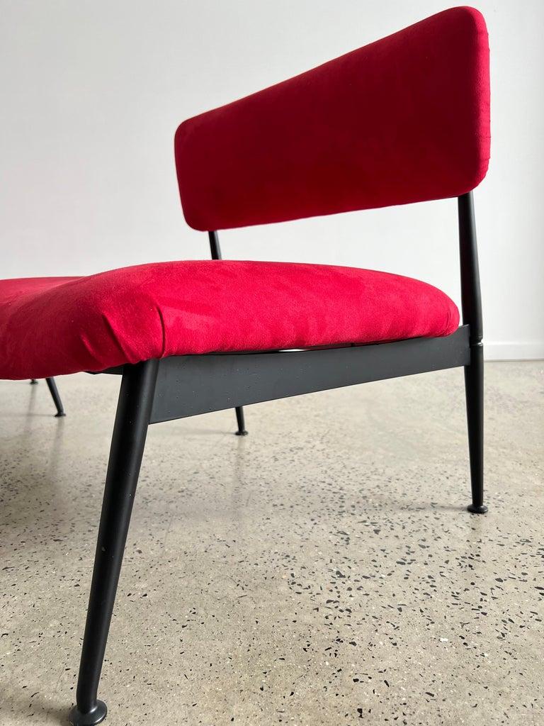 Italienische Mid-Century-Stühle aus Wildleder und schwarzem Metallgestell im Angebot 9