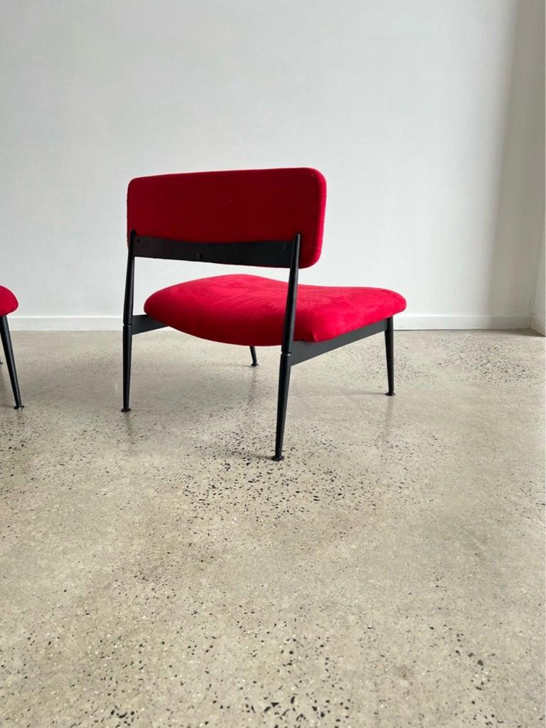 Italienische Mid-Century-Stühle aus Wildleder und schwarzem Metallgestell im Angebot 1