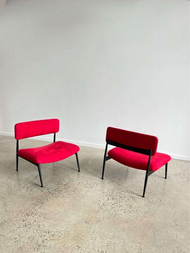 Italienische Mid-Century-Stühle aus Wildleder und schwarzem Metallgestell im Angebot 3