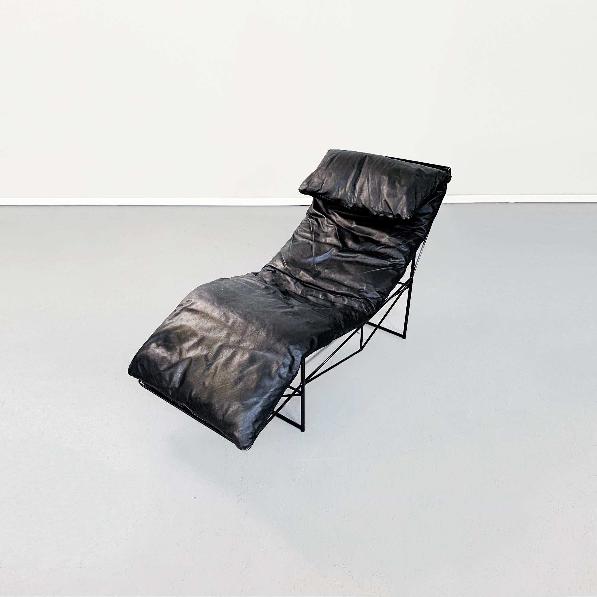 Italian mid-century chaise lounge by Paolo Passerini for Uvet Dimensione, 1980s
Chaise lounge in black leather with feather padding and black painted iron rod frame.
Produced by Uvet Dimensione in 1980s and designed by Paolo Passerin.
Very good