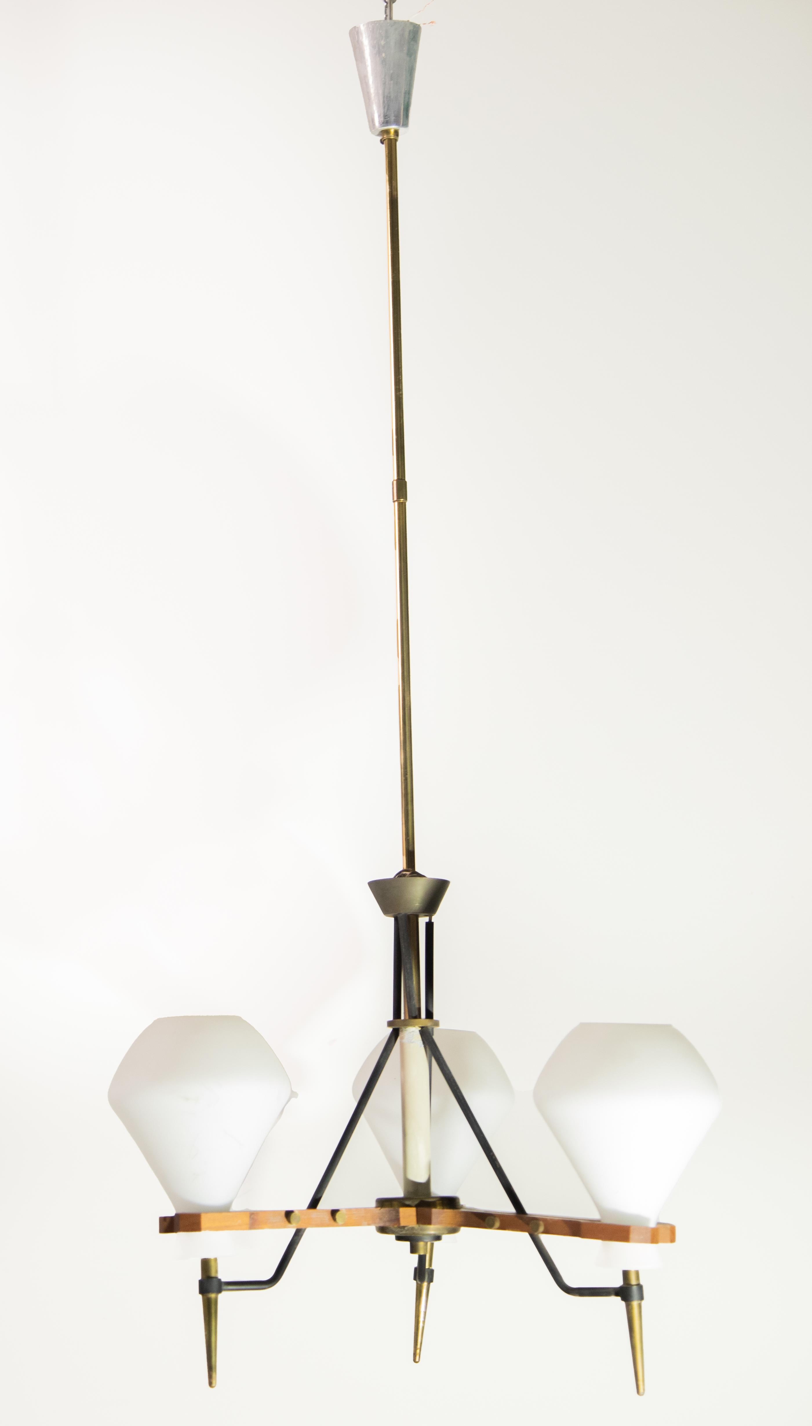 Mid-century Italian chandelier made of polished brass, white painted aluminium, wood and opaline glass, attributed.

The restoration was carried out with great care by a specialised craftsman to restore this piece to its original beauty.

The