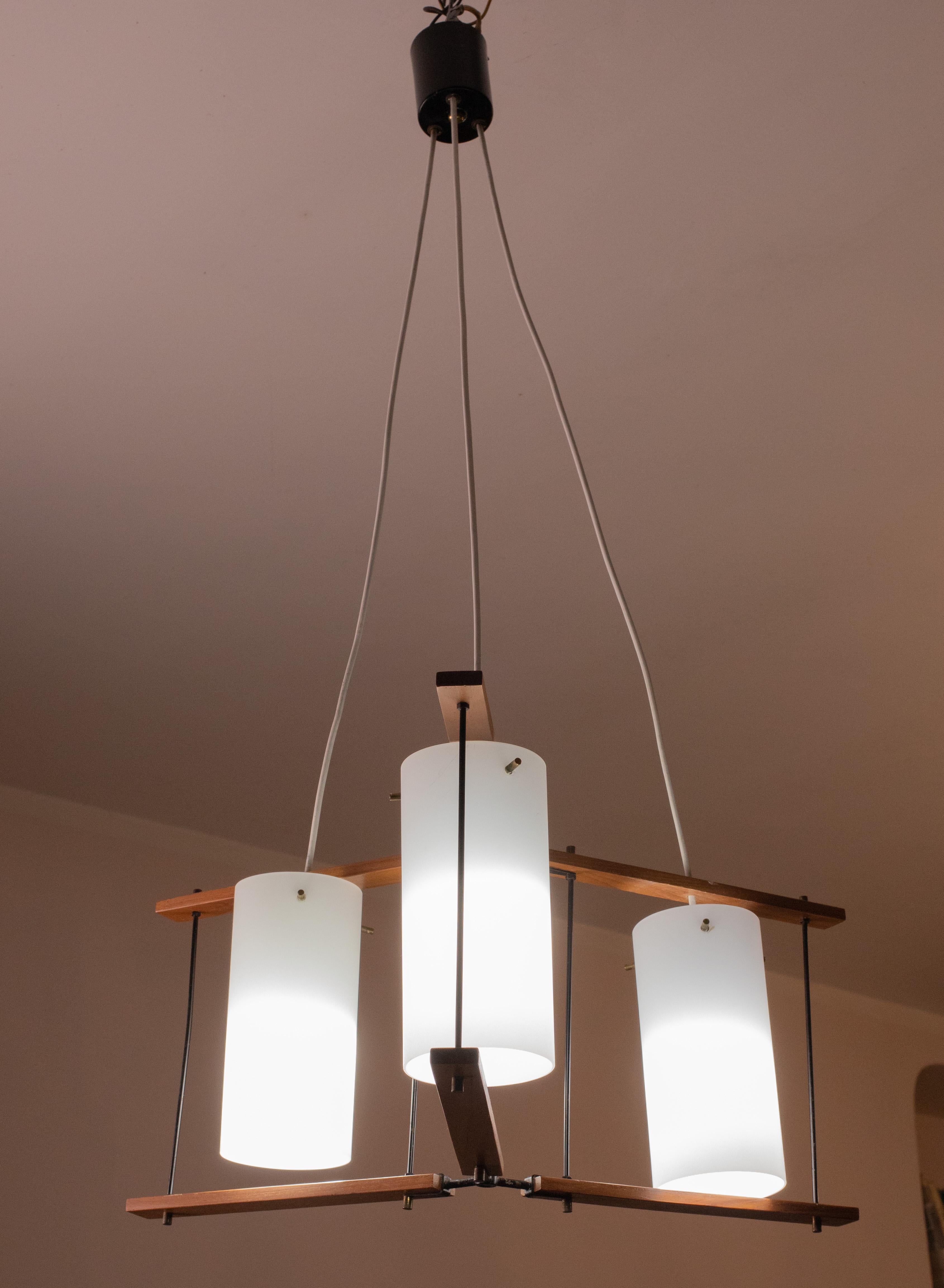 Mid-century Italian chandelier made of polished brass, wood and opaline glass, attributed to Stilnovo

The restoration was carried out with great care by a specialised craftsman to restore this piece to its original beauty.

The frame has some