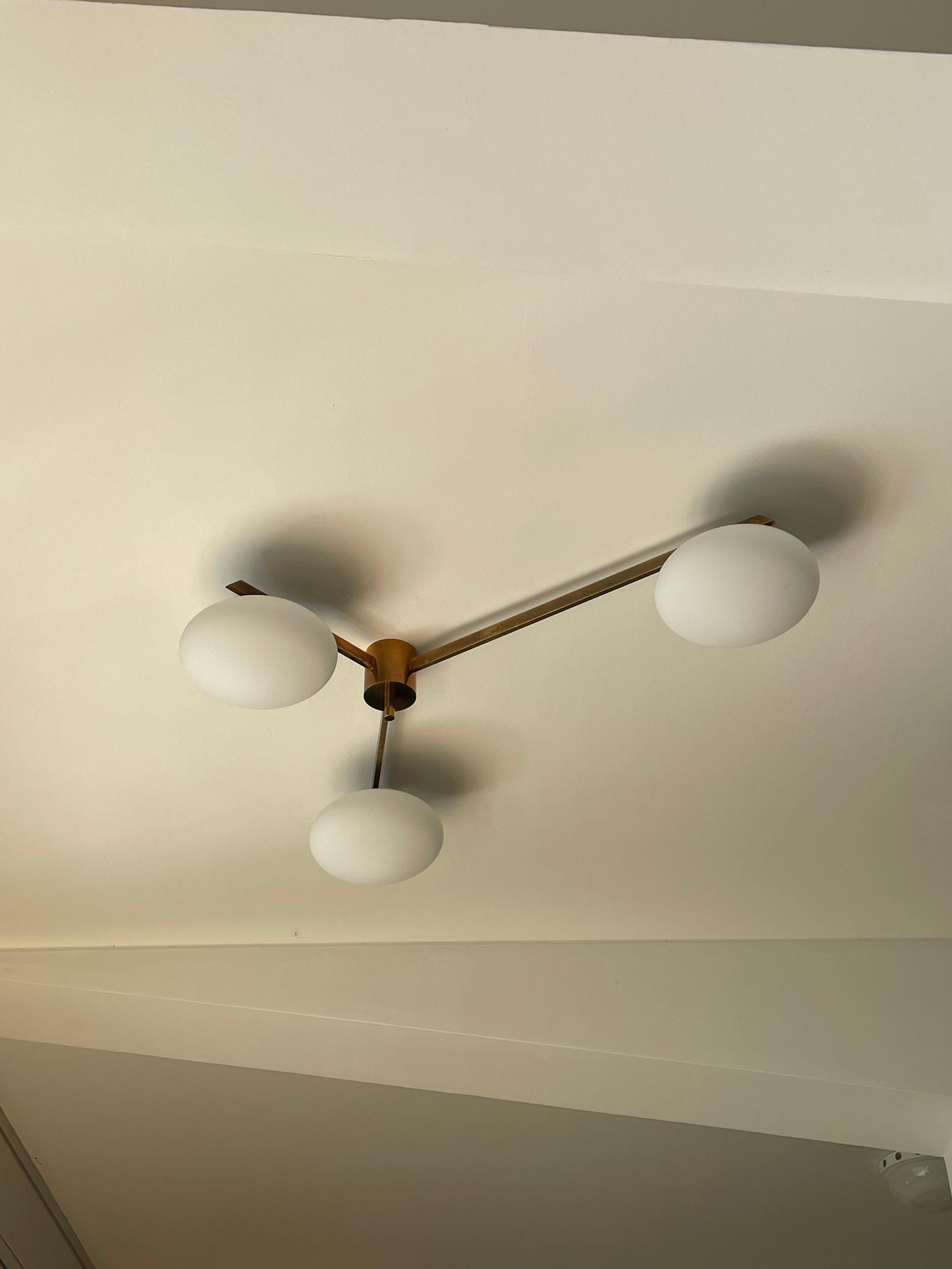 Lampadario italiano di metà secolo in ottone a 3 bracci e bocce in vetro opalino in vendita 3