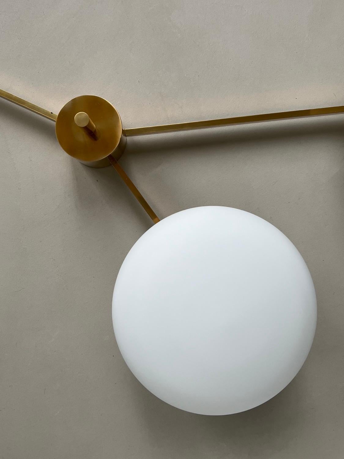 Mid-Century moderno Lampadario italiano di metà secolo in ottone a 3 bracci e bocce in vetro opalino in vendita