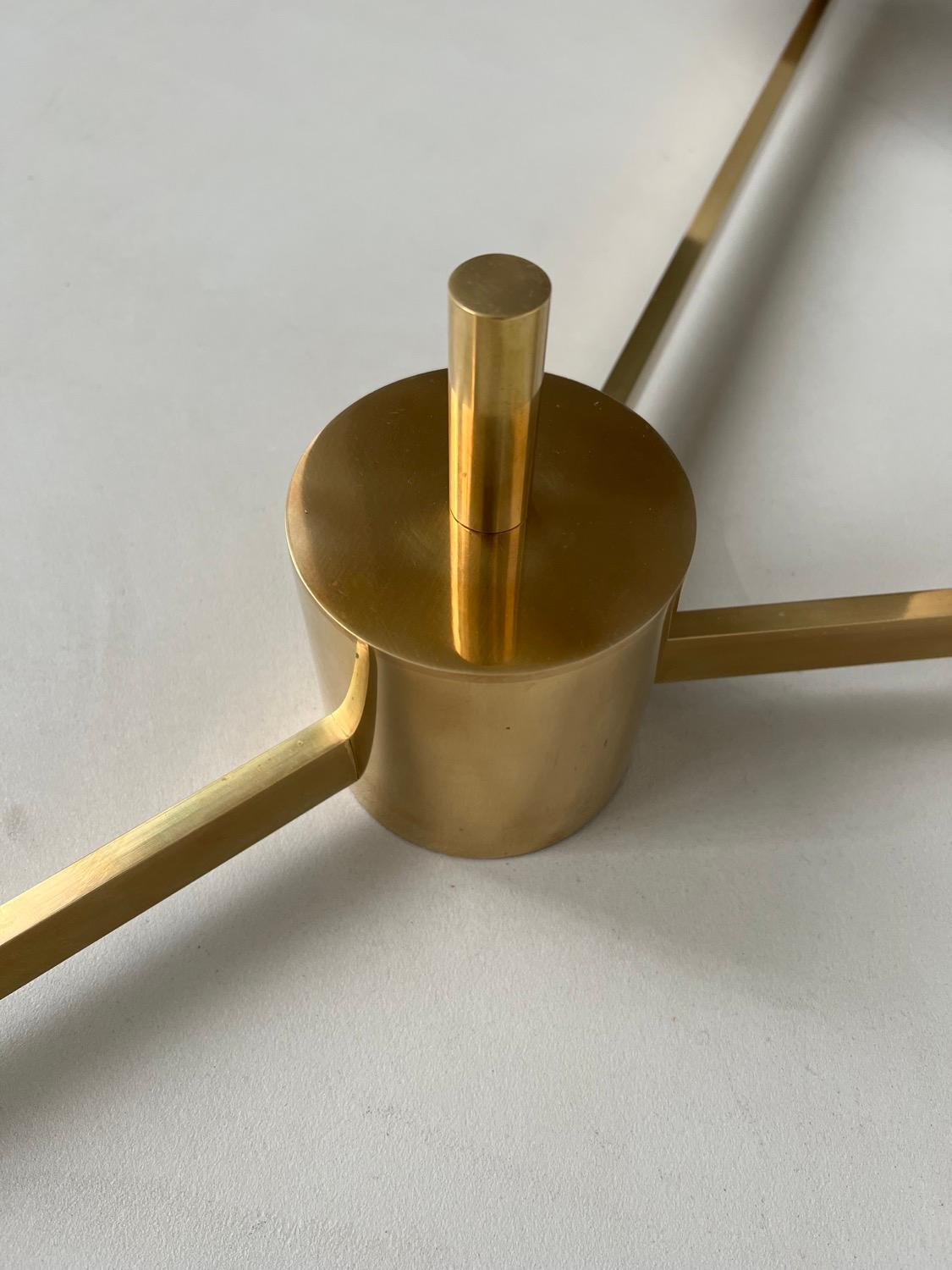 Italiano Lampadario italiano di metà secolo in ottone a 3 bracci e bocce in vetro opalino in vendita
