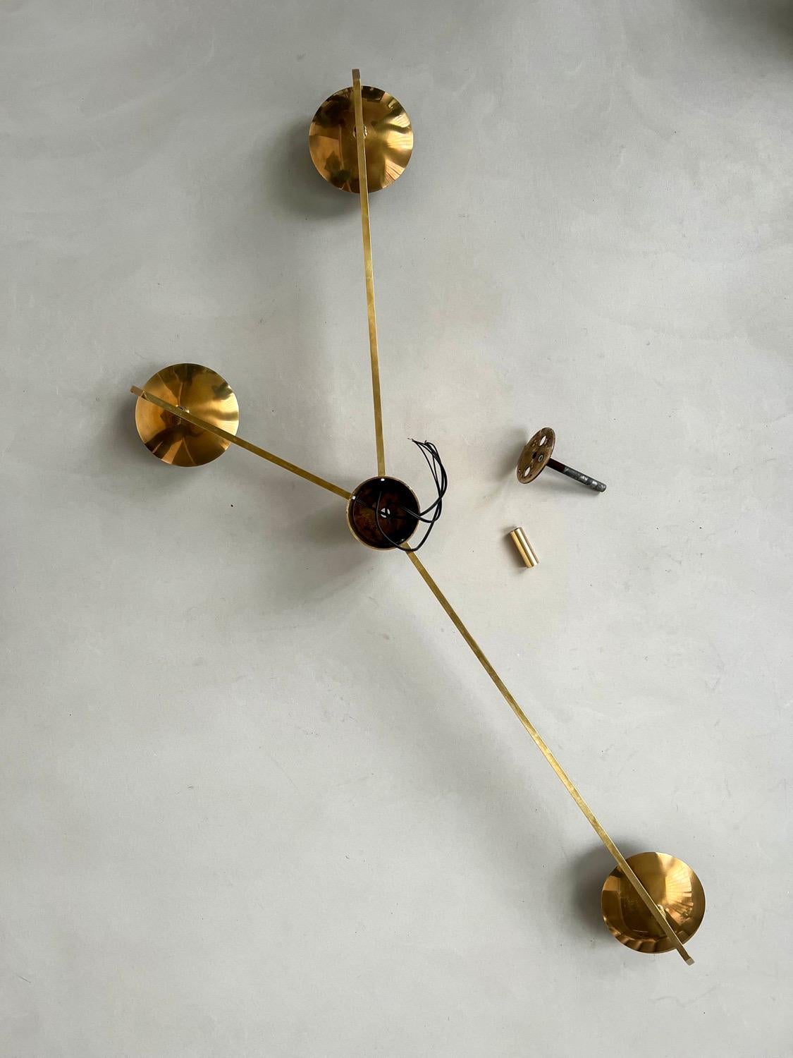 XXI secolo e contemporaneo Lampadario italiano di metà secolo in ottone a 3 bracci e bocce in vetro opalino in vendita