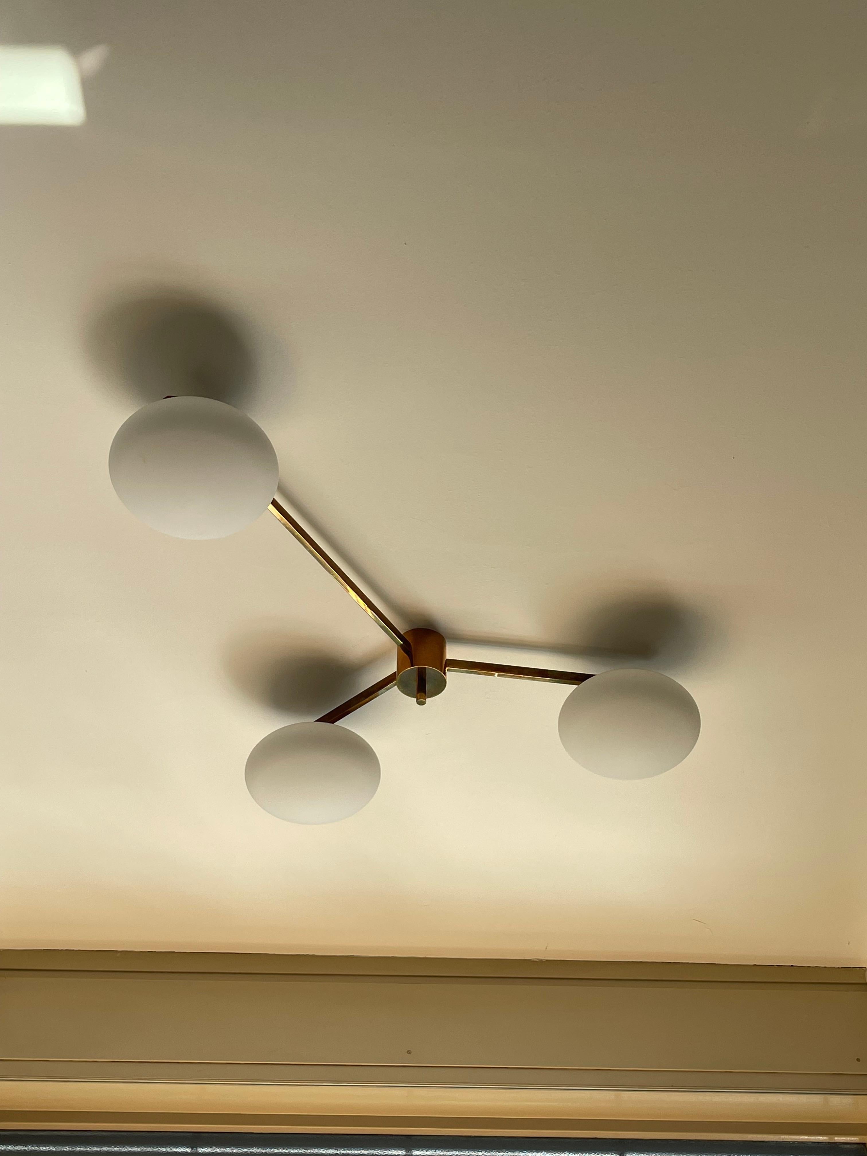 Ottone Lampadario italiano di metà secolo in ottone a 3 bracci e bocce in vetro opalino in vendita