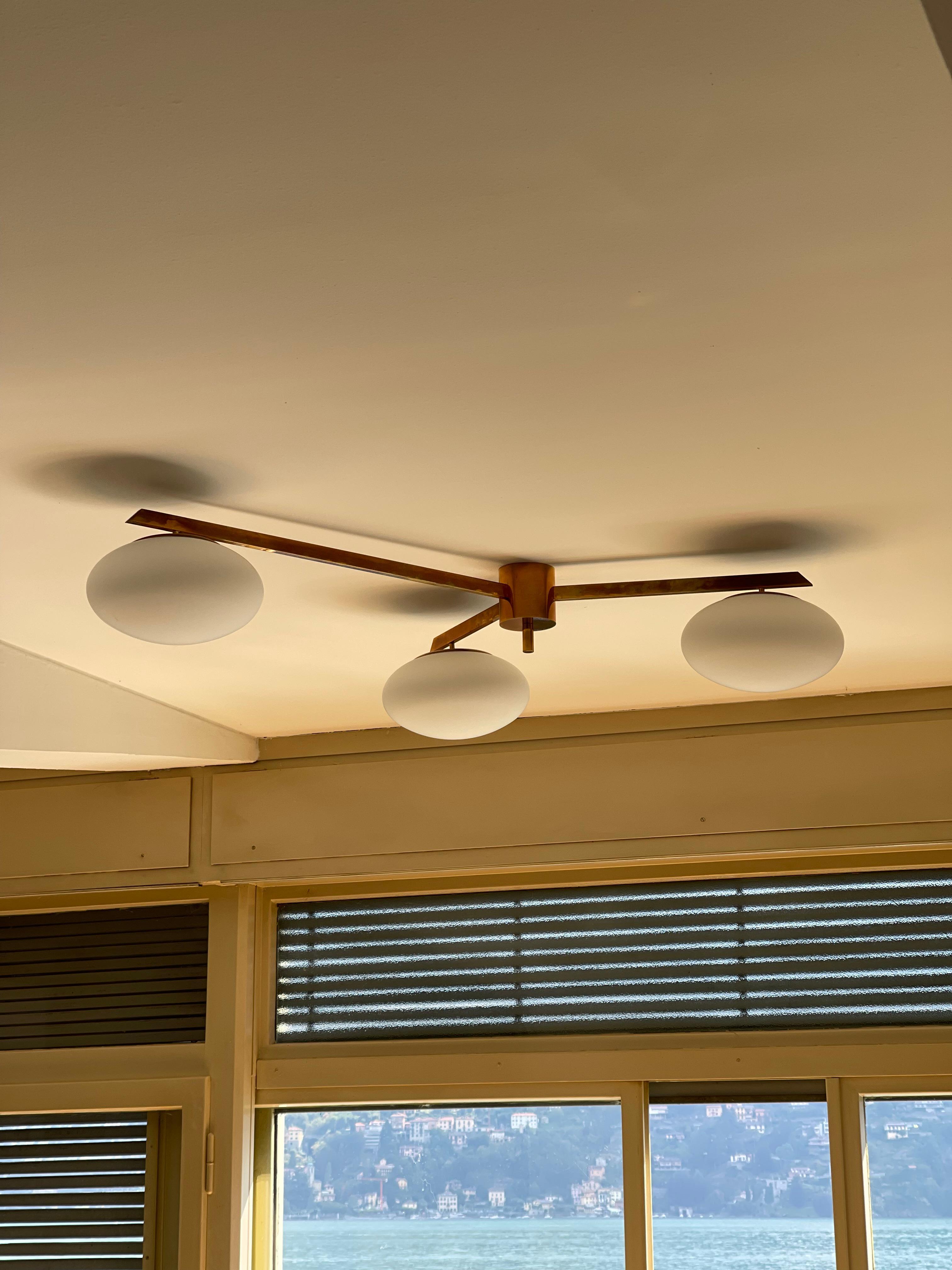 Lampadario italiano di metà secolo in ottone a 3 bracci e bocce in vetro opalino in vendita 1