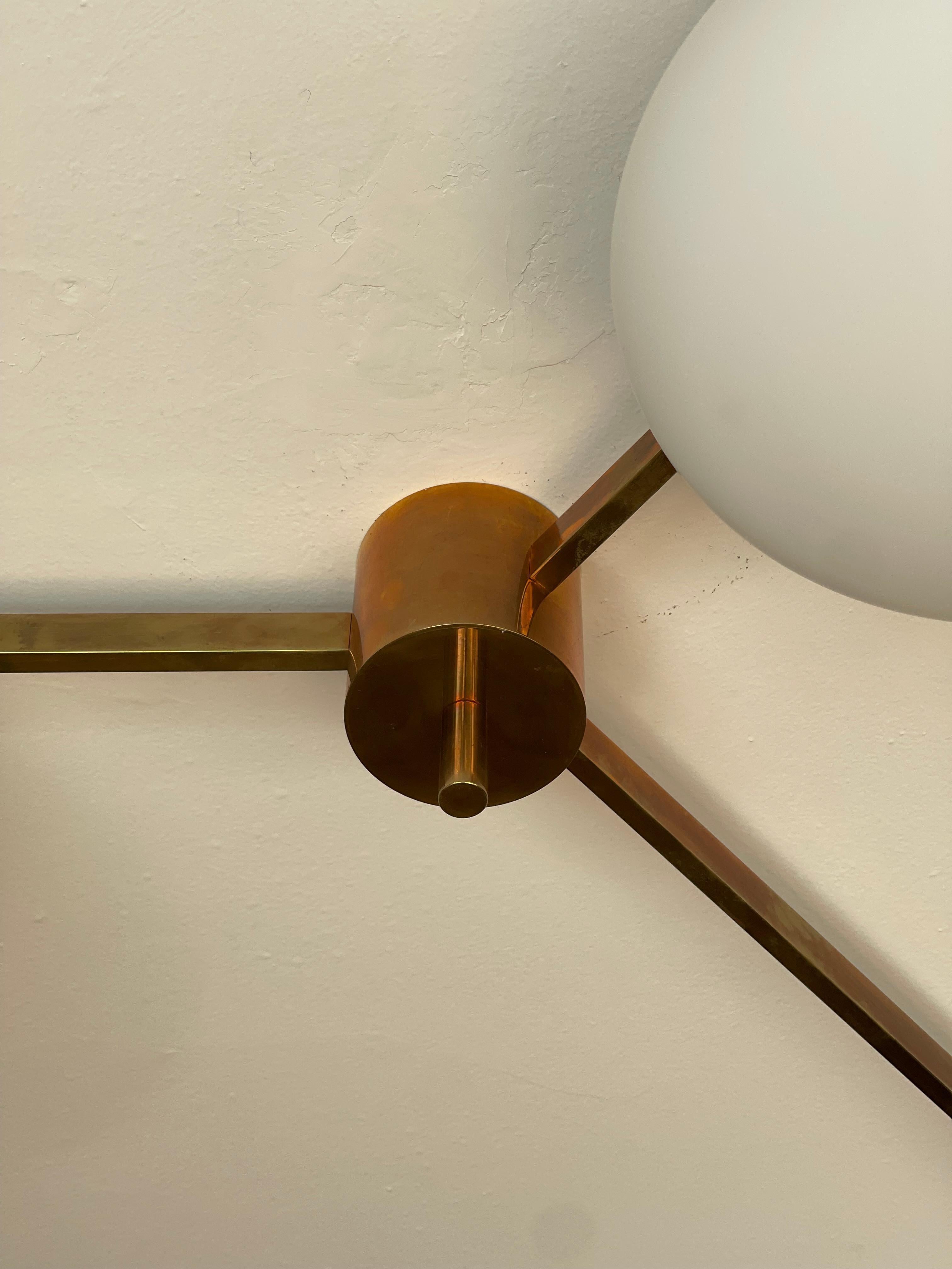 Lampadario italiano di metà secolo in ottone a 3 bracci e bocce in vetro opalino in vendita 2