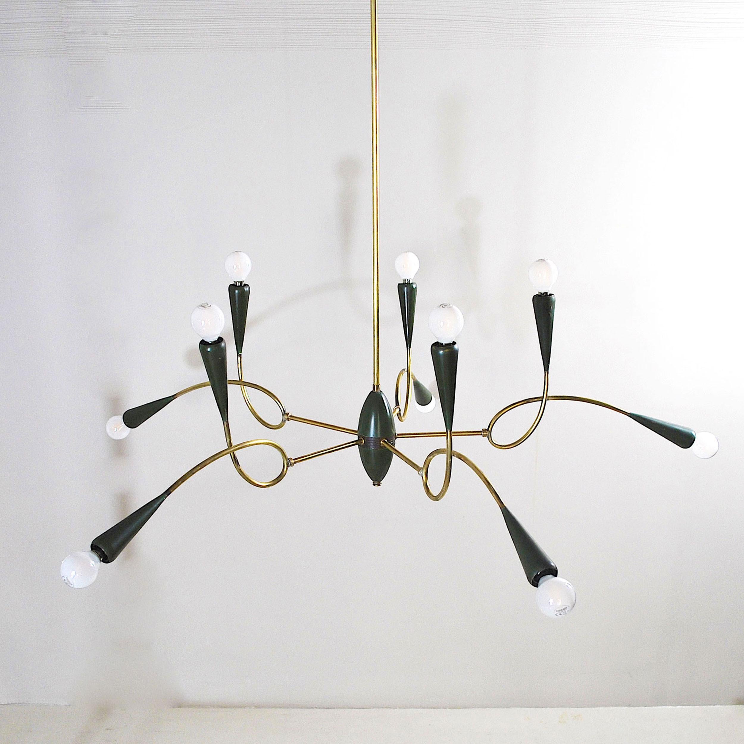 Italian midcentury chandelier in brass and aluminum from 1950s, preserved in an optimal manner with its original lacquerin.