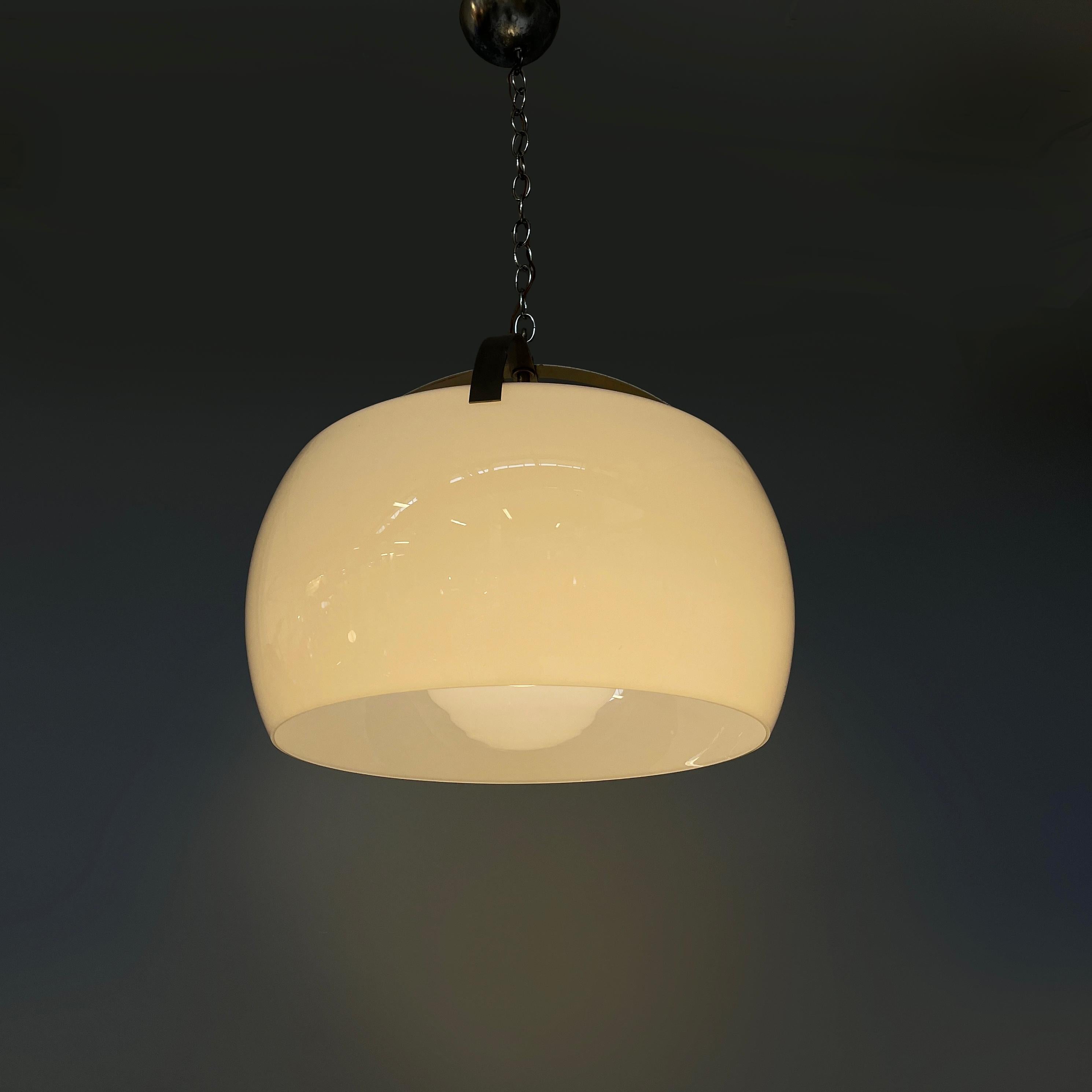 Italian mid-century modern Chandelier Omega by Vico Magistretti for Artemide, 1960s
Chandelier mod. Omega with round base lampshade and internal sphere diffuser of smaller diameter, in opal glass. The ceiling attachment is made of metal, from here