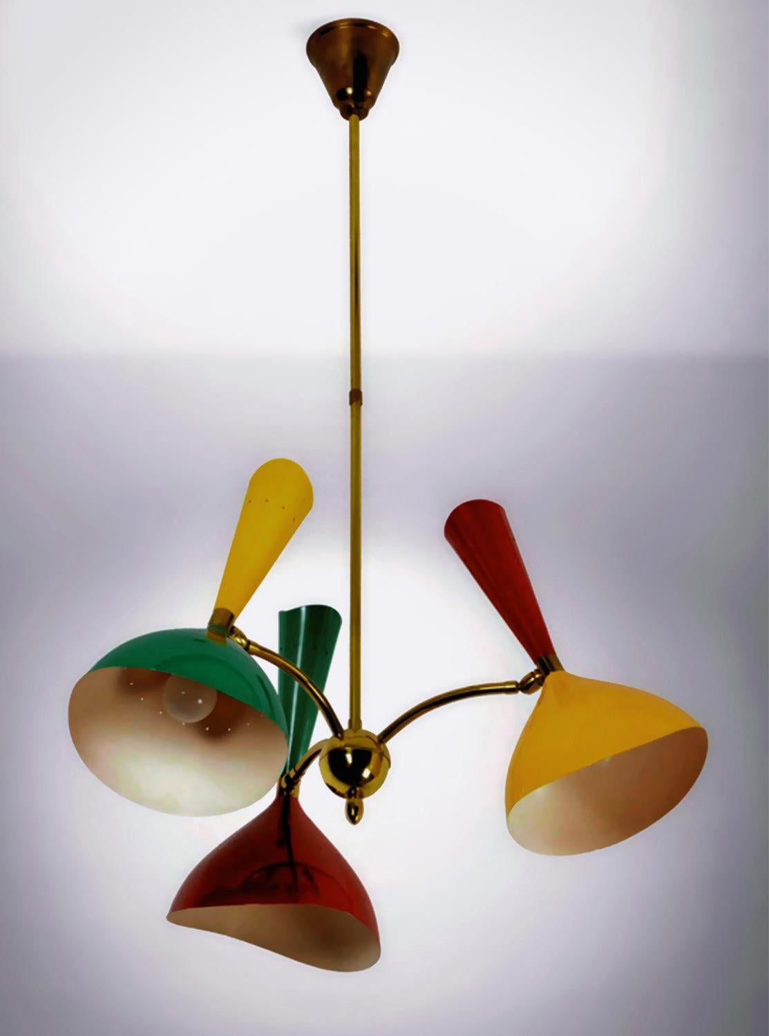 Superb Italian chandelier attributed to Stilnovo of the 1955.
It's equipped with three brass arms, each one with a metal lacquered diabolò shade in a double colour, all provided with hinge joints permitting their single angular adjustment in all