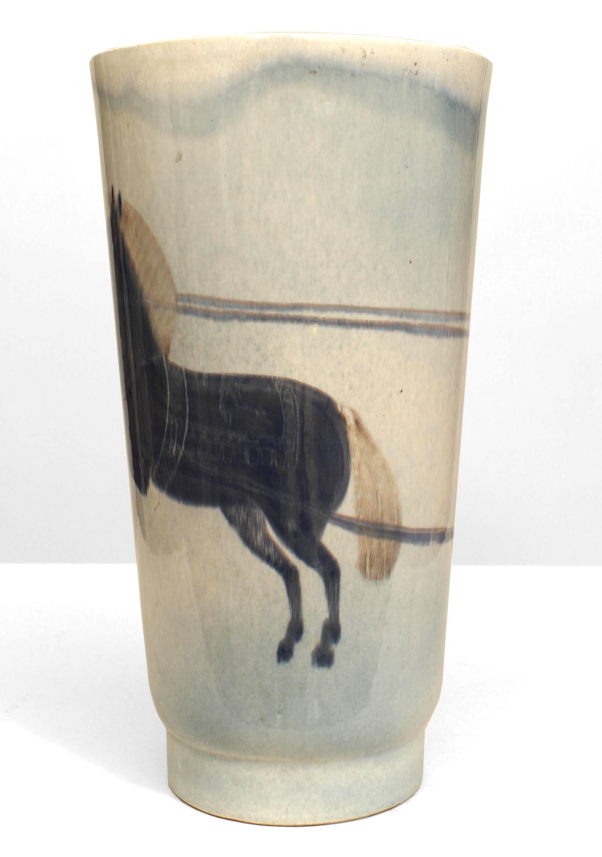 Vaso in porcellana smaltata azzurra degli anni '40 con scena di una figura romana a cavallo di una biga (firmato e datato 1940).
 