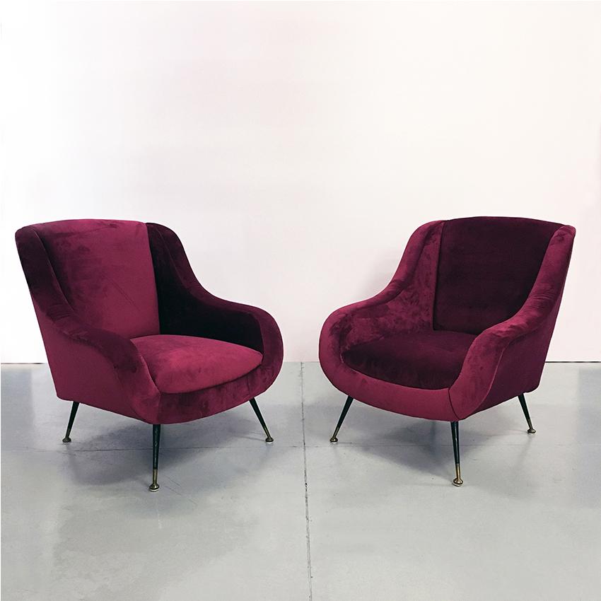 Italian midcentury cherry red velvet and brass armchairs, 1950s.
Couple of Italian velvet armchairs dating to the fifties with completely restored structure and new padding inside and cherry red velvet outside. Metal legs with brass tips and curved