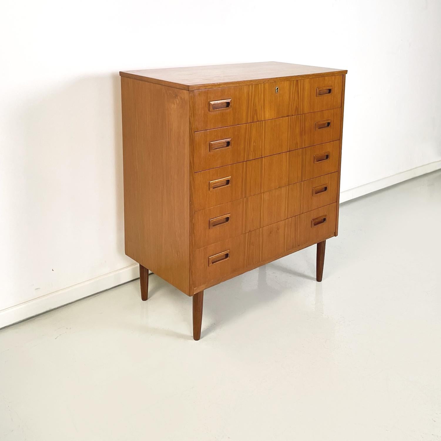 Italian mid-century Chest of drawers in wood, 1960s
Chest of drawers with rectangular base entirely in wood. On the front it has 5 rectangular drawers with wooden handles. The first drawer has a lock. Key present. Legs with round section in