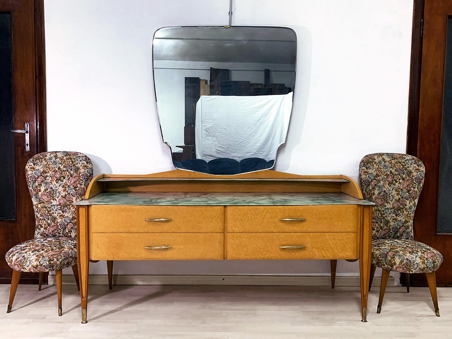 Stylish Italian vanity dresser with mirror of the 1950s, Gio Ponti style. 
Its maple structure has an original sculptural shape design sourmounted by a vertical wall mirror, and is equipped with four drawers and finished with brass feet.
Both two