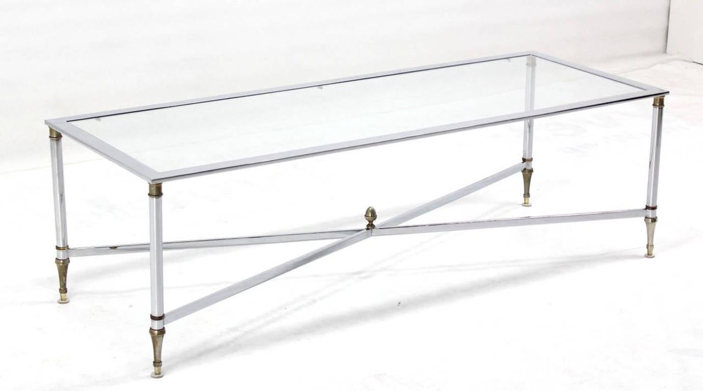 Table basse rectangulaire en laiton chromé du milieu du siècle dernier avec base en X et plateau en verre.