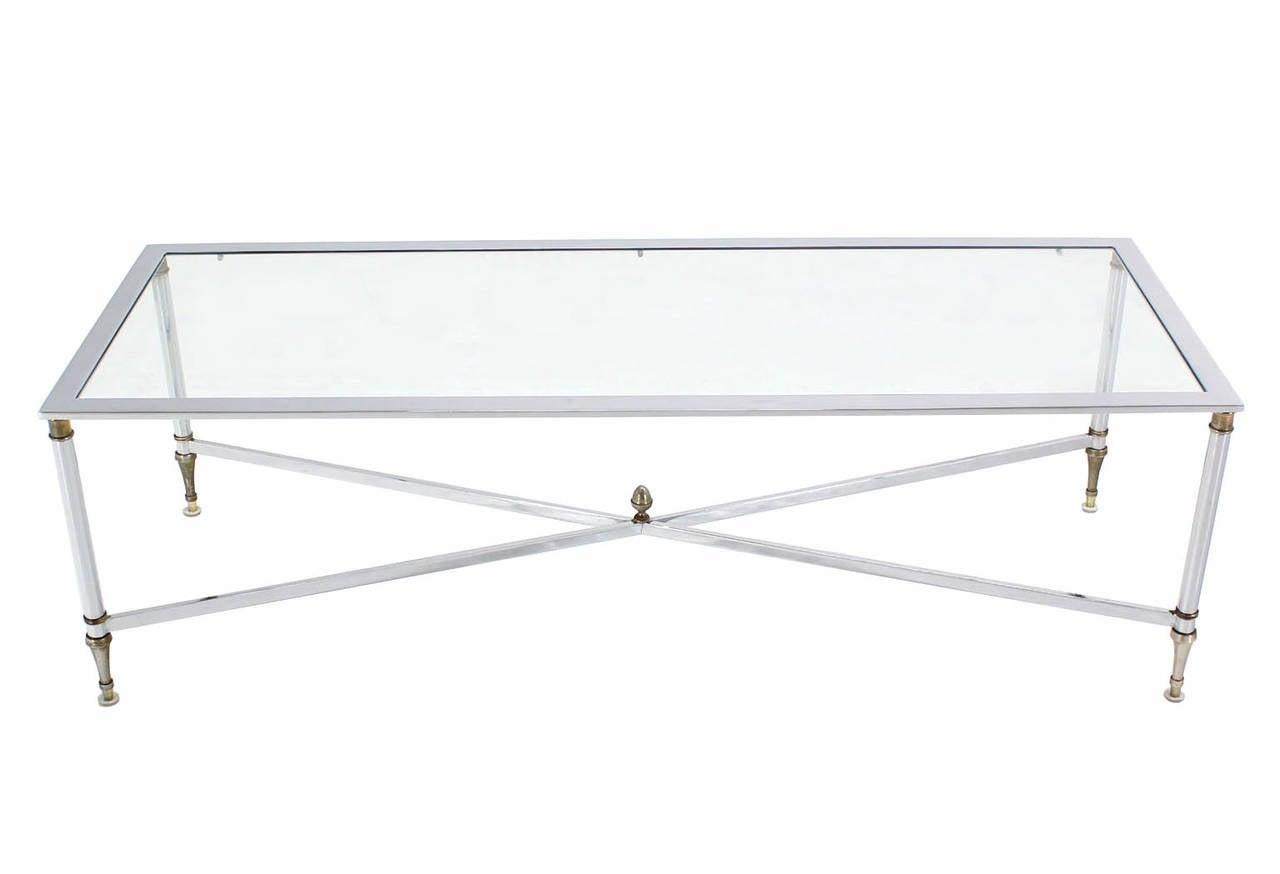 Mid-Century Modern Table basse rectangulaire italienne du milieu du siècle dernier en laiton chromé, X base en verre en vente