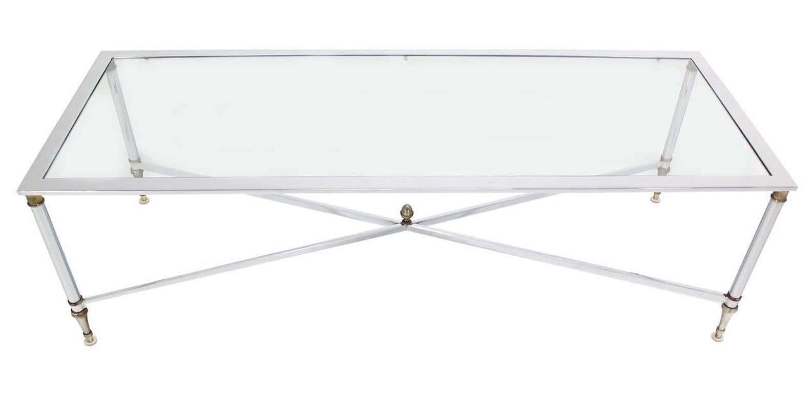 Laiton Table basse rectangulaire italienne du milieu du siècle dernier en laiton chromé, X base en verre en vente