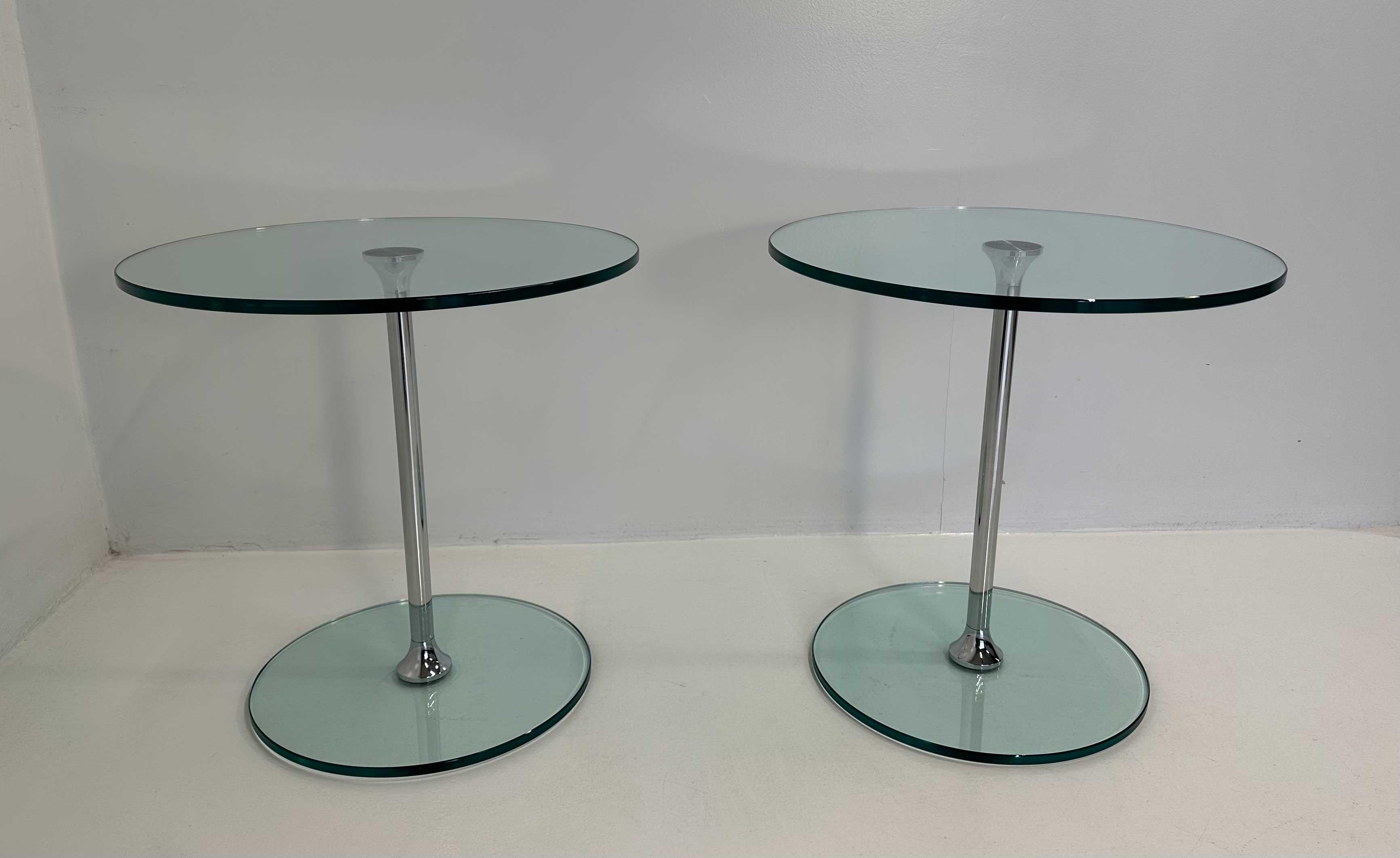 Dieses italienische Couchtischpaar aus den 1970er Jahren ist ein stilvolles Beispiel für modernes Design aus der Mitte des Jahrhunderts. Sie bestehen aus Glas und verchromtem Metall und zeichnen sich durch eine schlichte und minimalistische Ästhetik