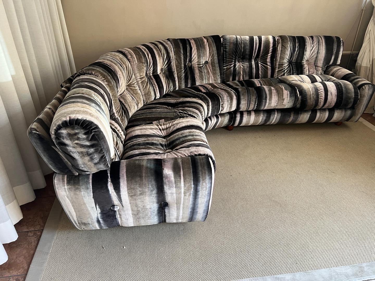 Italian Mid-Century Circolar Selectional sofa, Newly Upholstered with Kirkby Velvet shaded gray tones.
The external circumference is cm 420; maximum wall length cm 380, depth at the point where it spins cm 190
Three pieces sofa.