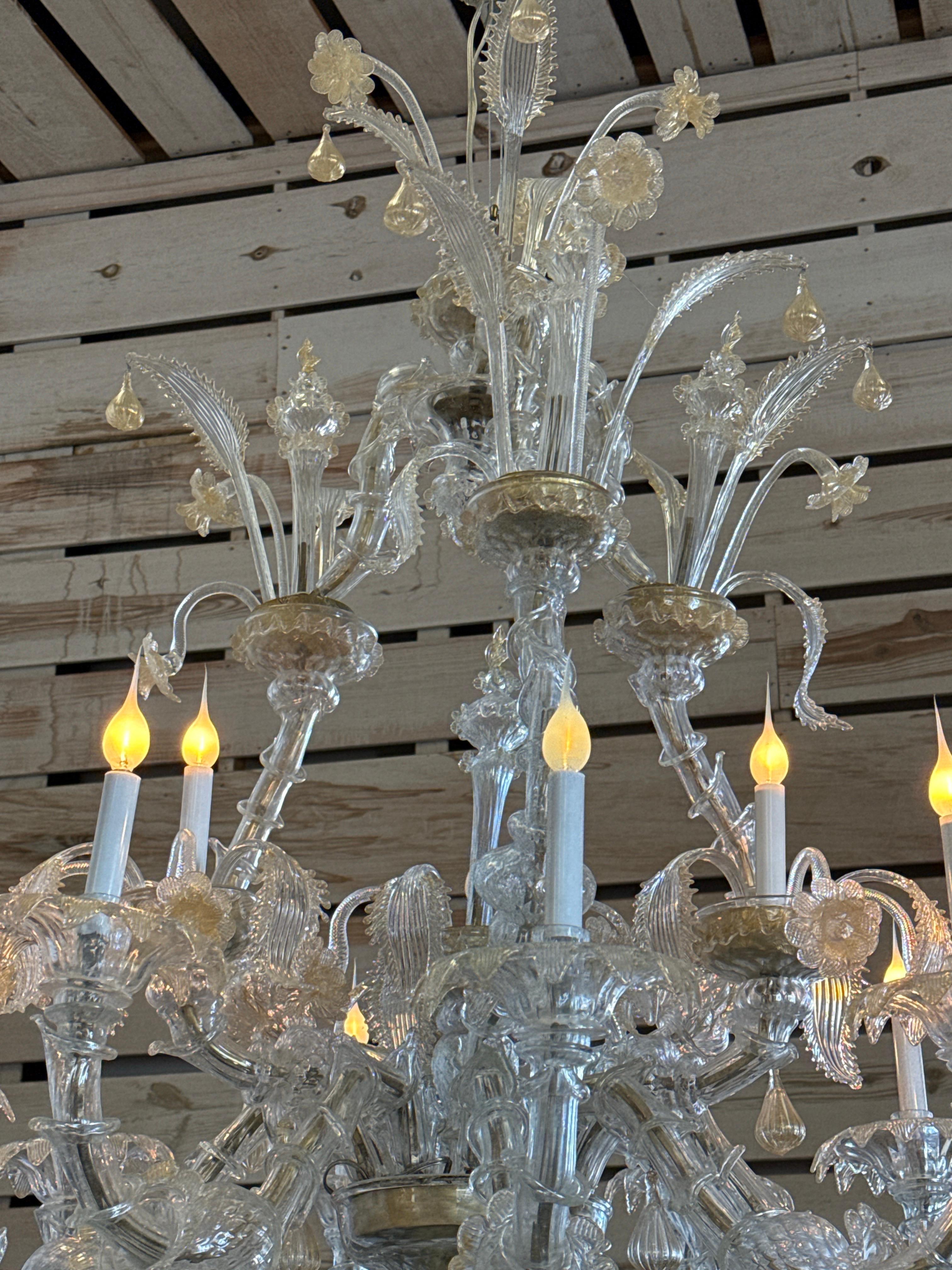 Lampadario vintage in vetro soffiato di Murano di grandi dimensioni con vetro trasparente e oro.
