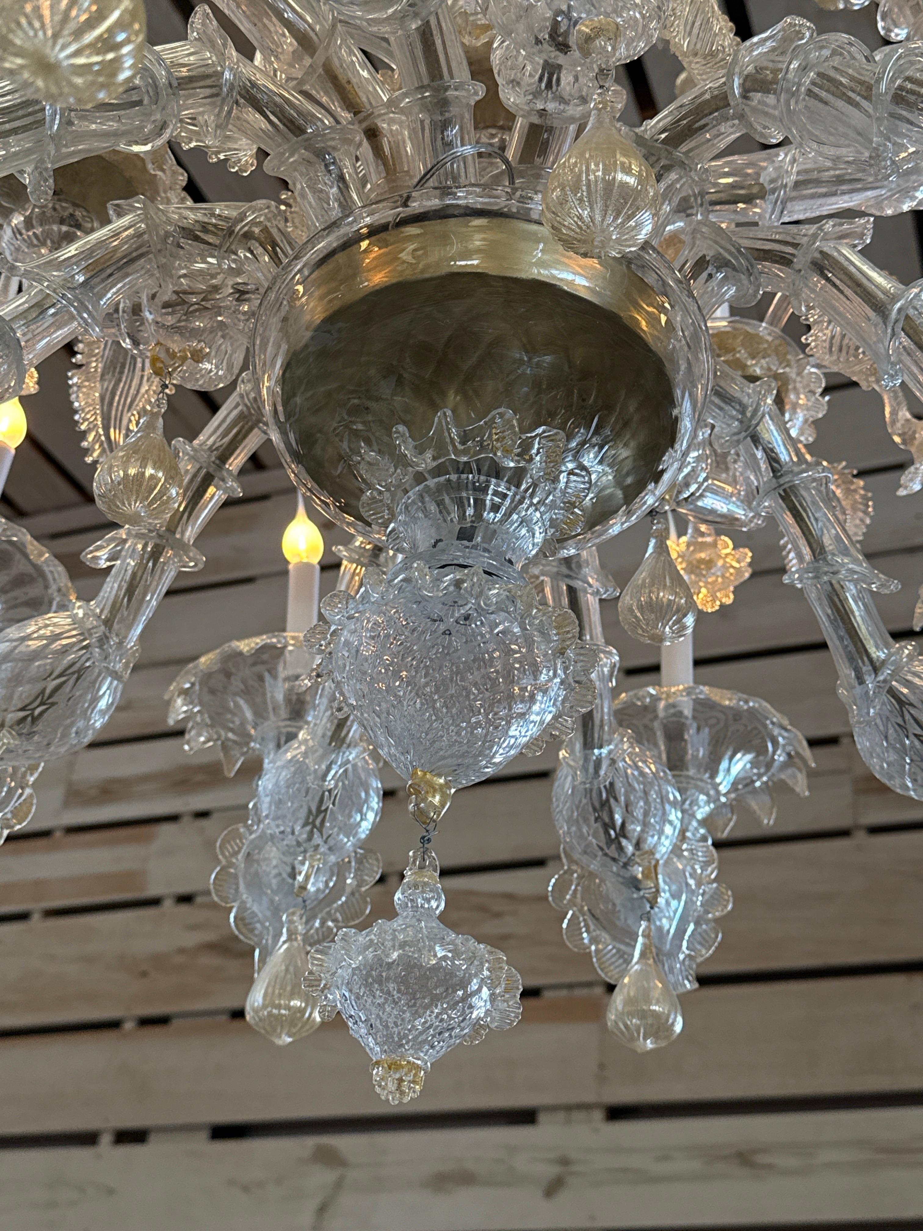 Lampadario italiano di metà secolo in vetro soffiato di Murano trasparente e dorato In condizioni buone in vendita a Round Top, TX