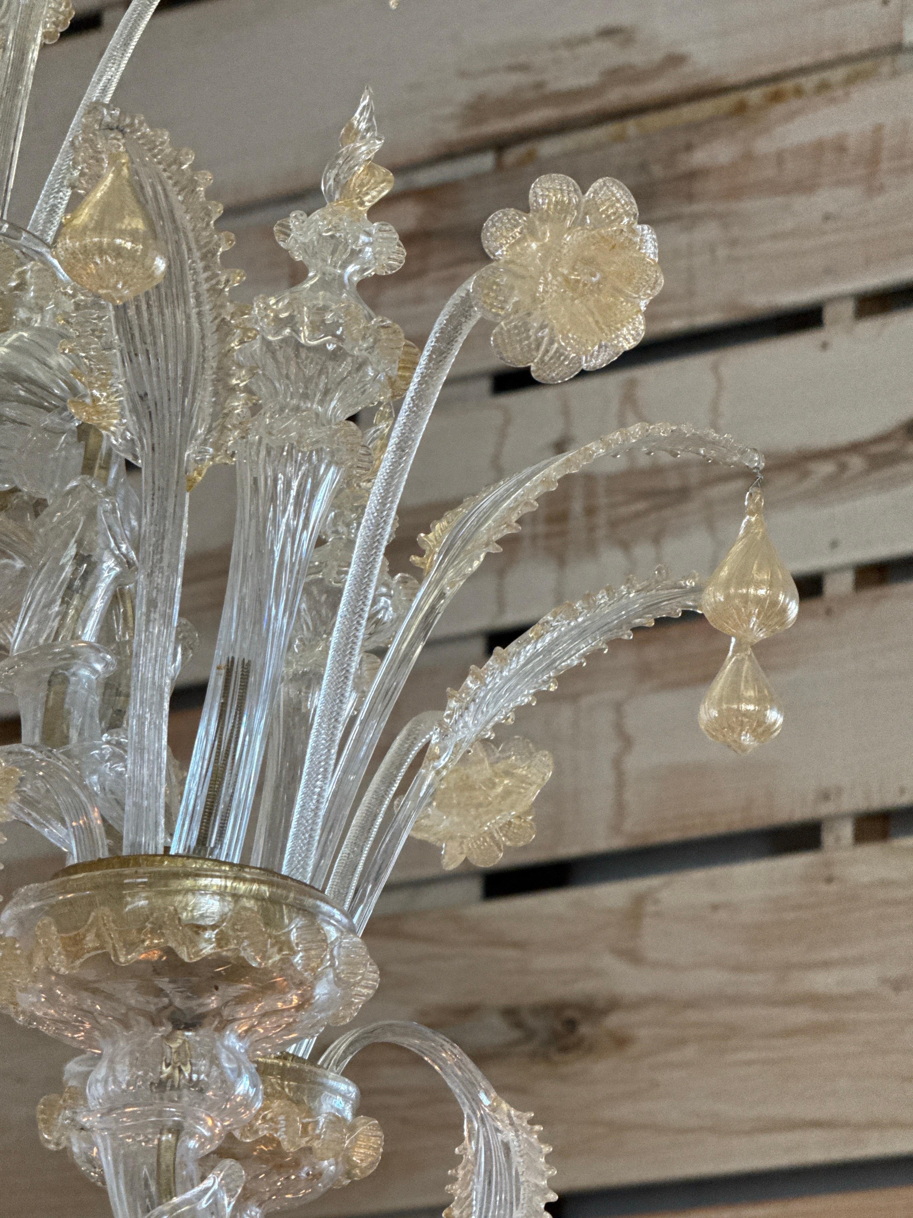 Vetro soffiato Lampadario italiano di metà secolo in vetro soffiato di Murano trasparente e dorato in vendita