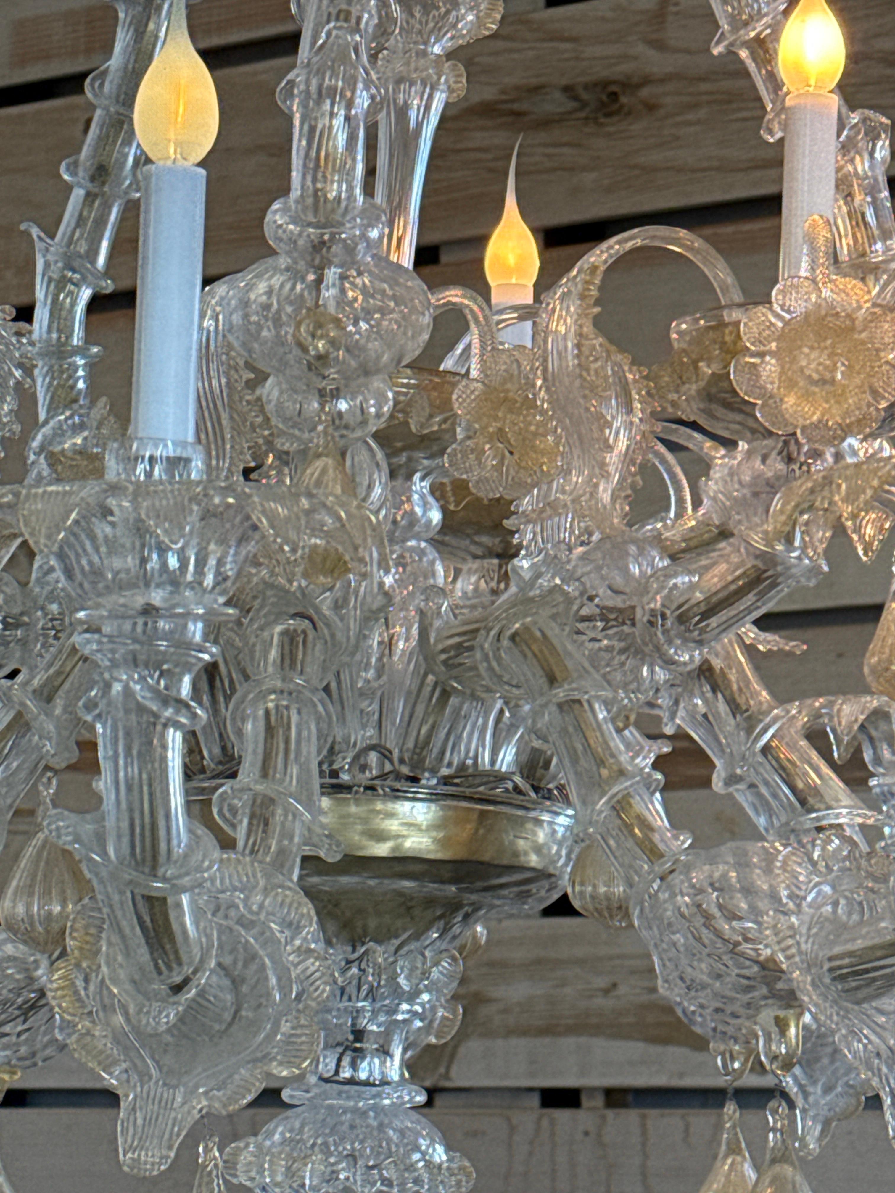 Lampadario italiano di metà secolo in vetro soffiato di Murano trasparente e dorato in vendita 1