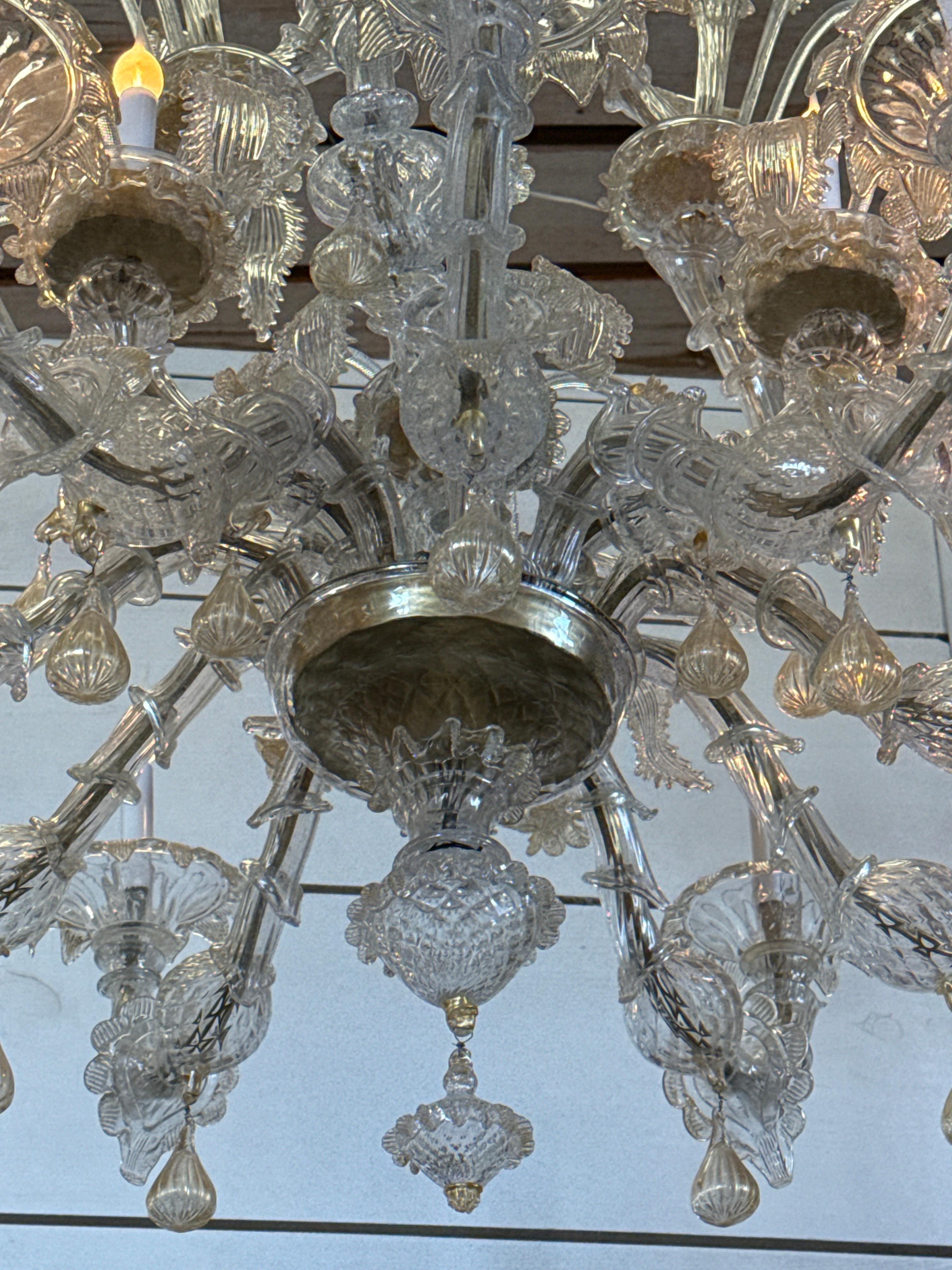 Lampadario italiano di metà secolo in vetro soffiato di Murano trasparente e dorato in vendita 2