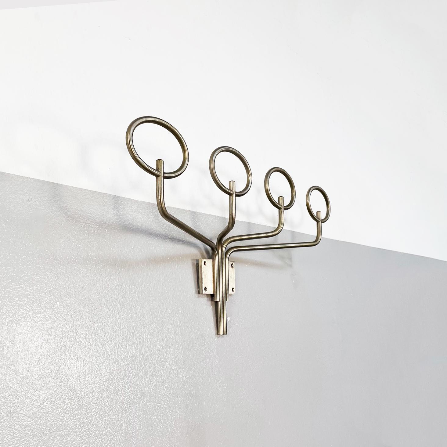 Italian mid-century Clitoquattro wall coat by Graminia and Mazza for Artemide, 1960s
Clitoquattro wall coat hooks composed of four oval-shaped hooks. The structure is in tubular nickel.
Produced by Artemide in 1960s and designed by Giuliana