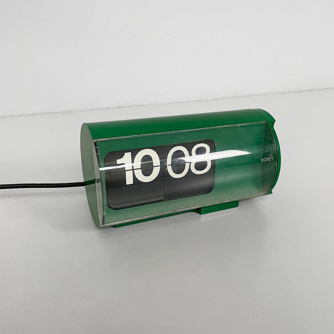 Italienische Uhr der Jahrhundertmitte Cifra 3 Synchron von Gino Valle für Solari & C., 1960er Jahre
Tischuhr Modell Cifra 3 Synchron mit zylindrischer Struktur aus grünem Kunststoff.
Das System besteht aus horizontalen Paddelwalzen.
Die Uhr ist seit