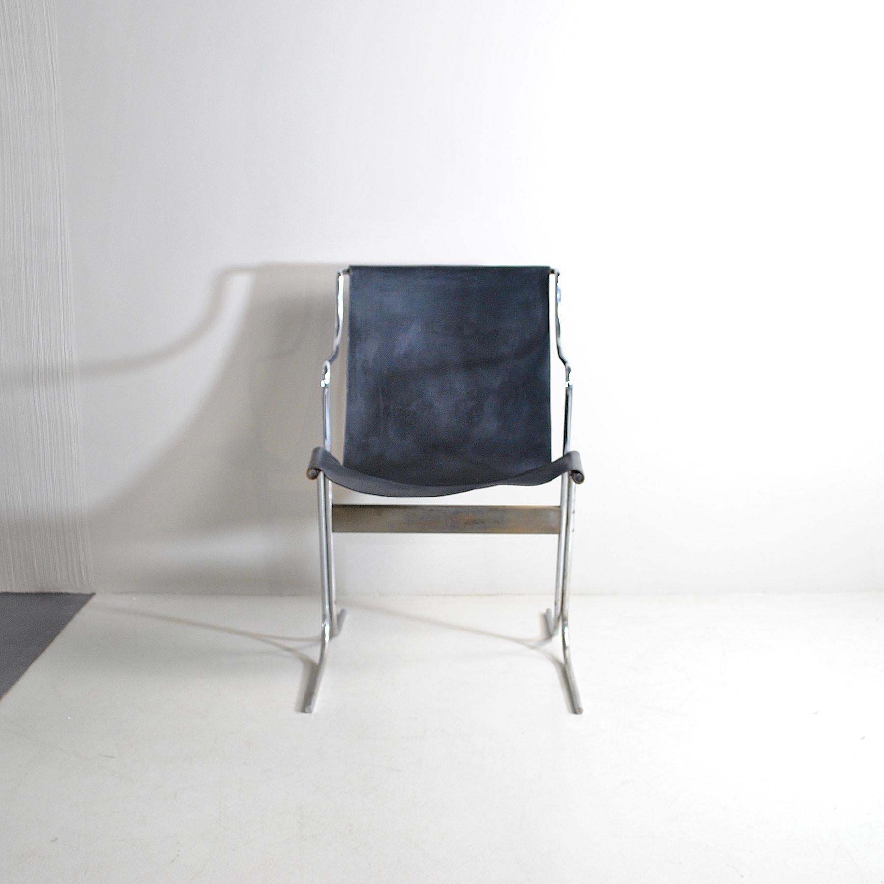 design-Stuhl aus den 1960er Jahren mit verchromtem Stahlrohrgestell und Original-Ledersitz.