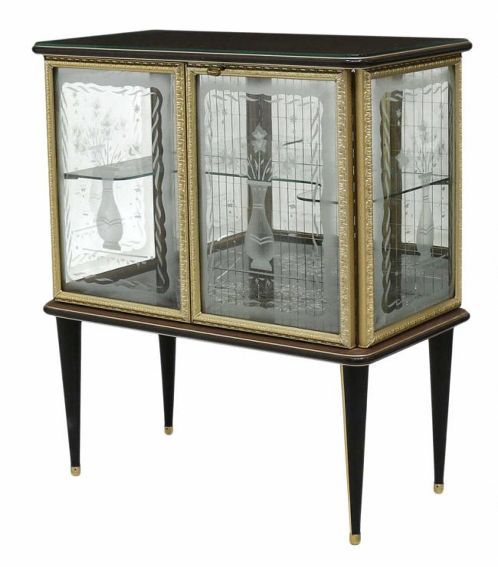 Italian Midcentury cocktail cabinet.

Rectangular wooden top over two bombe glass doors etched in a floral bouquet motif within a gilt bronze border, raised on four round tapered ebonized legs.