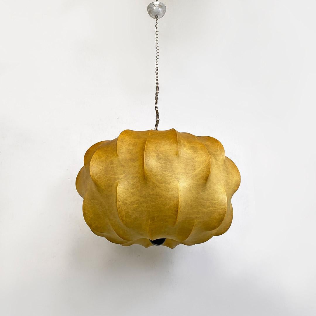 Italian Mid-Century Modern cocoon Nuvola chandelier by Tobia Scarpa for Flos, 1962.
Large light suspension model Nuvola, with internal frame in metal rod around which a cocoon covering is wrapped, with a black sphere present in the lower and central