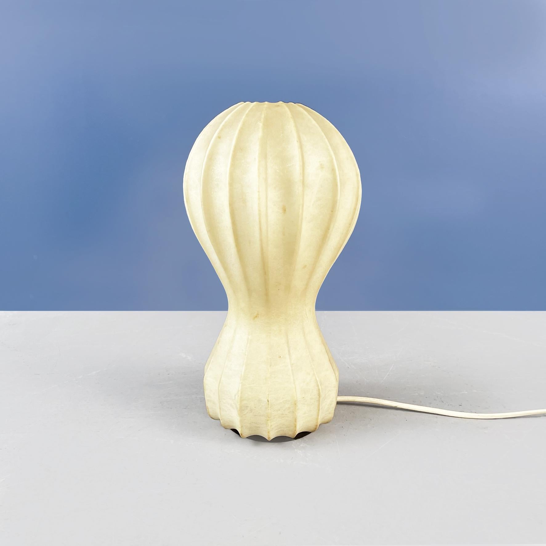Italian mid-century Cocoon table lamp Gatto by Castiglioni for Flos, 1960s
Table lamp mod. Gatto (Cat) in beige cocoon. The structure is given by a series of thin metal tubes, entirely covered in cocoon. Its shape is rounded in the upper part, then