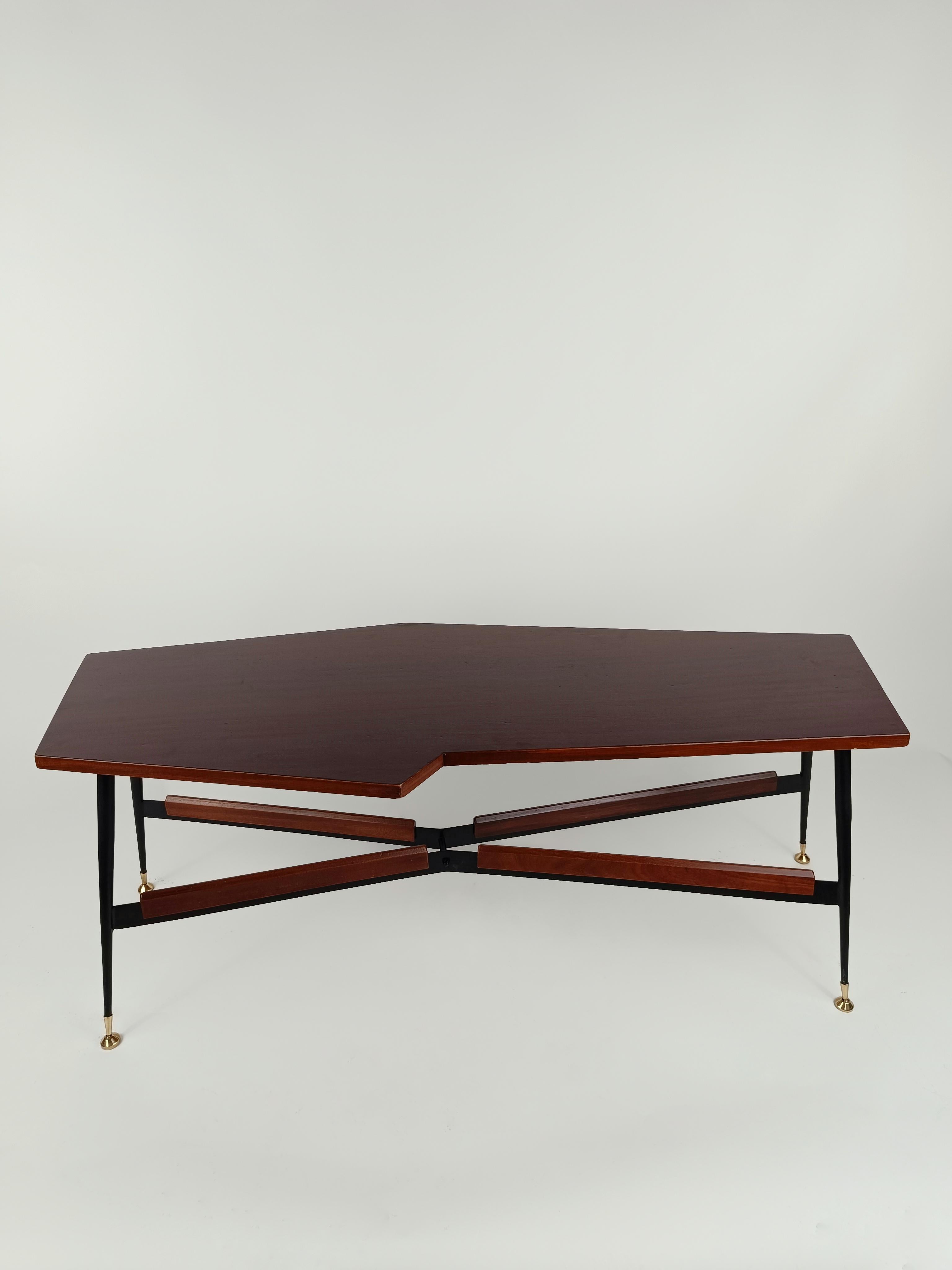 Mid-Century Modern Table basse italienne du milieu du siècle dernier, plateau asymétrique plaqué en teck et pieds en fer en vente