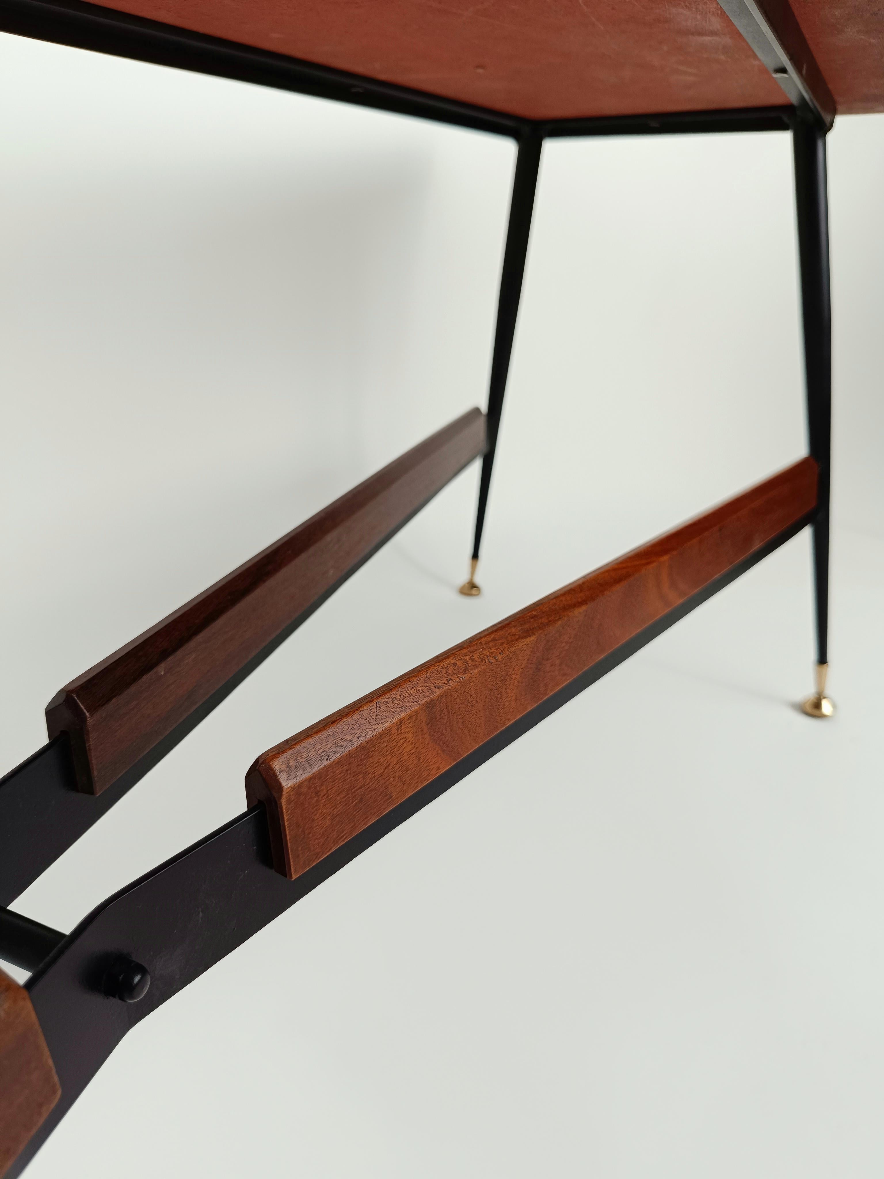 20th Century Table basse italienne du milieu du siècle dernier, plateau asymétrique plaqué en teck et pieds en fer en vente