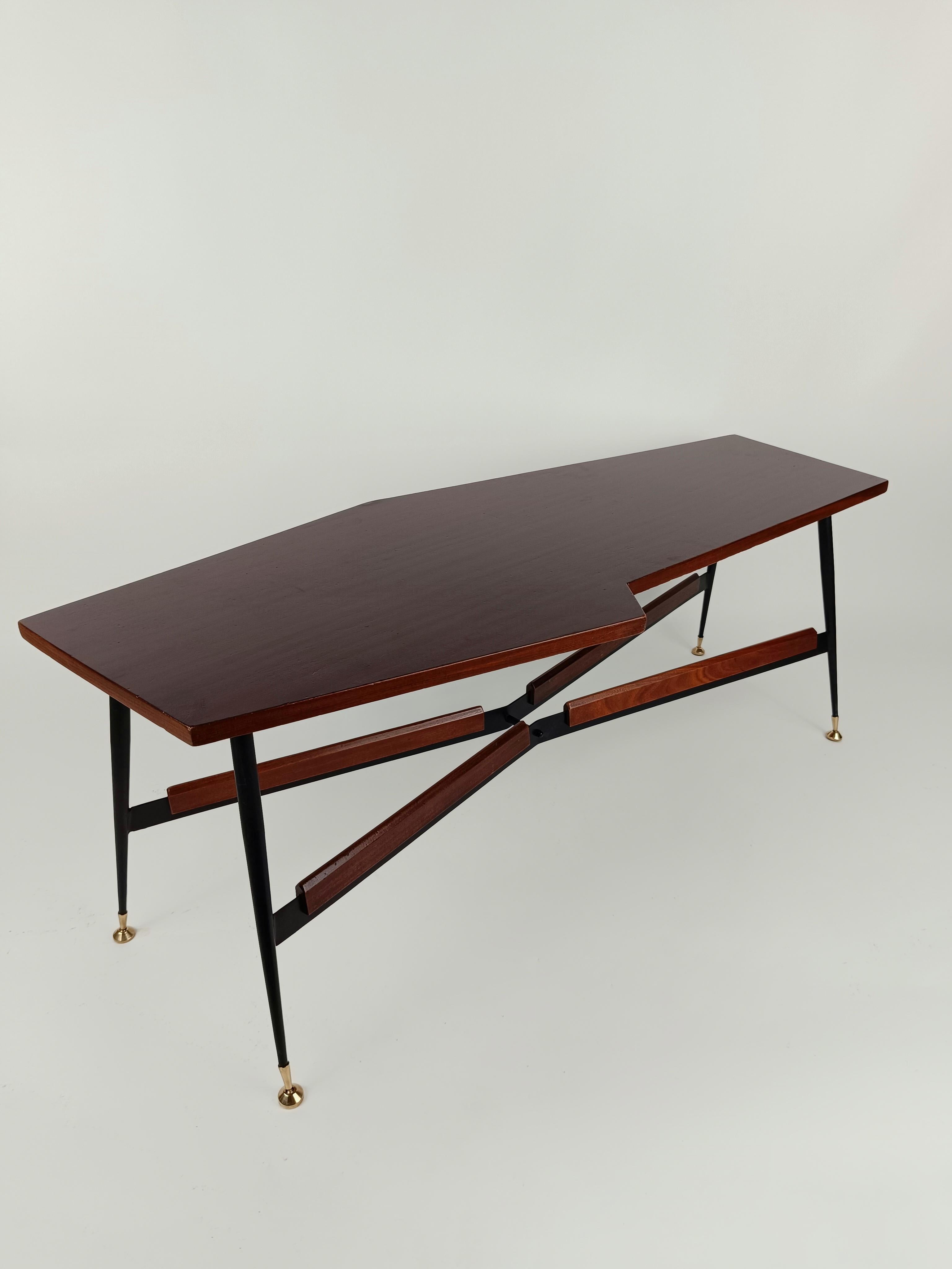 Laiton Table basse italienne du milieu du siècle dernier, plateau asymétrique plaqué en teck et pieds en fer en vente