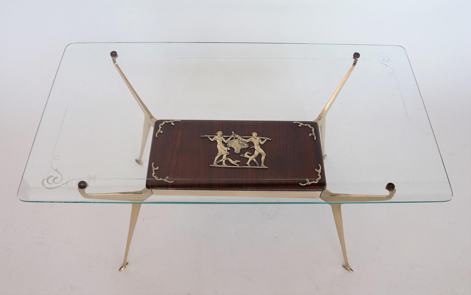 Table basse italienne du milieu du siècle ou avec laiton et contreplaqué d'acajou années 1950 en vente 10